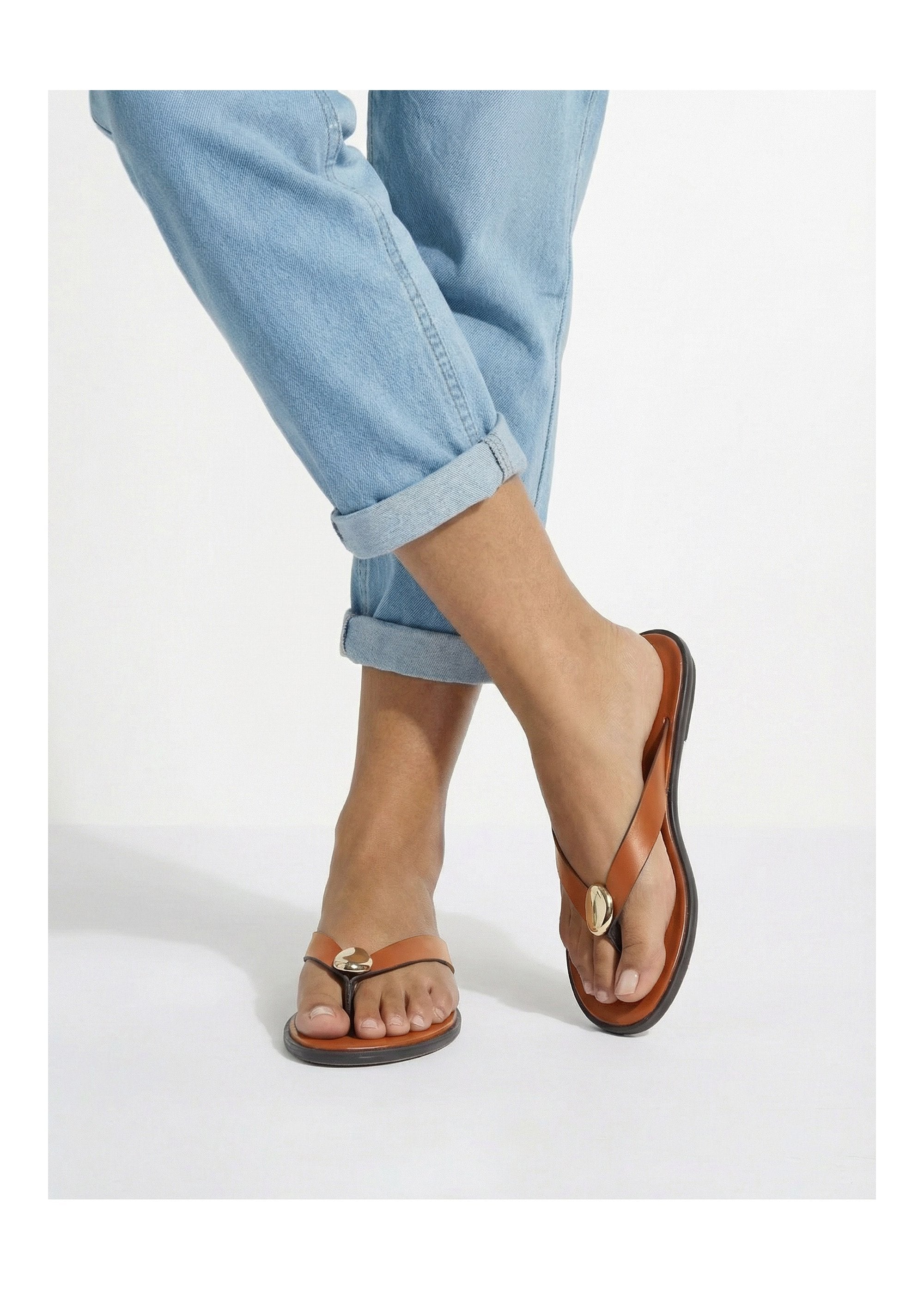 Slippers_van_kunstleer_met_metalen_juwelendetails_Camel_SF1_slim