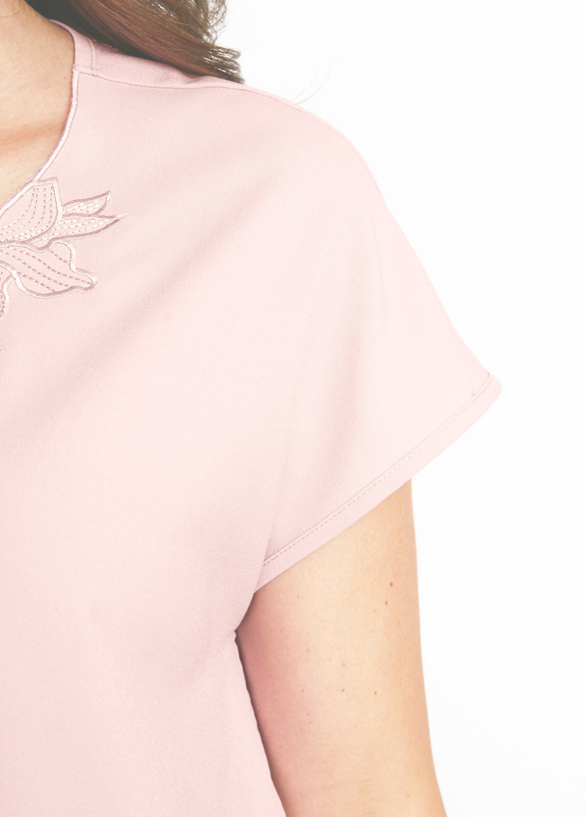 Top_met_lange_mouwen_en_borduursel_in_ronde_hals_Rose_the_DE2_slim