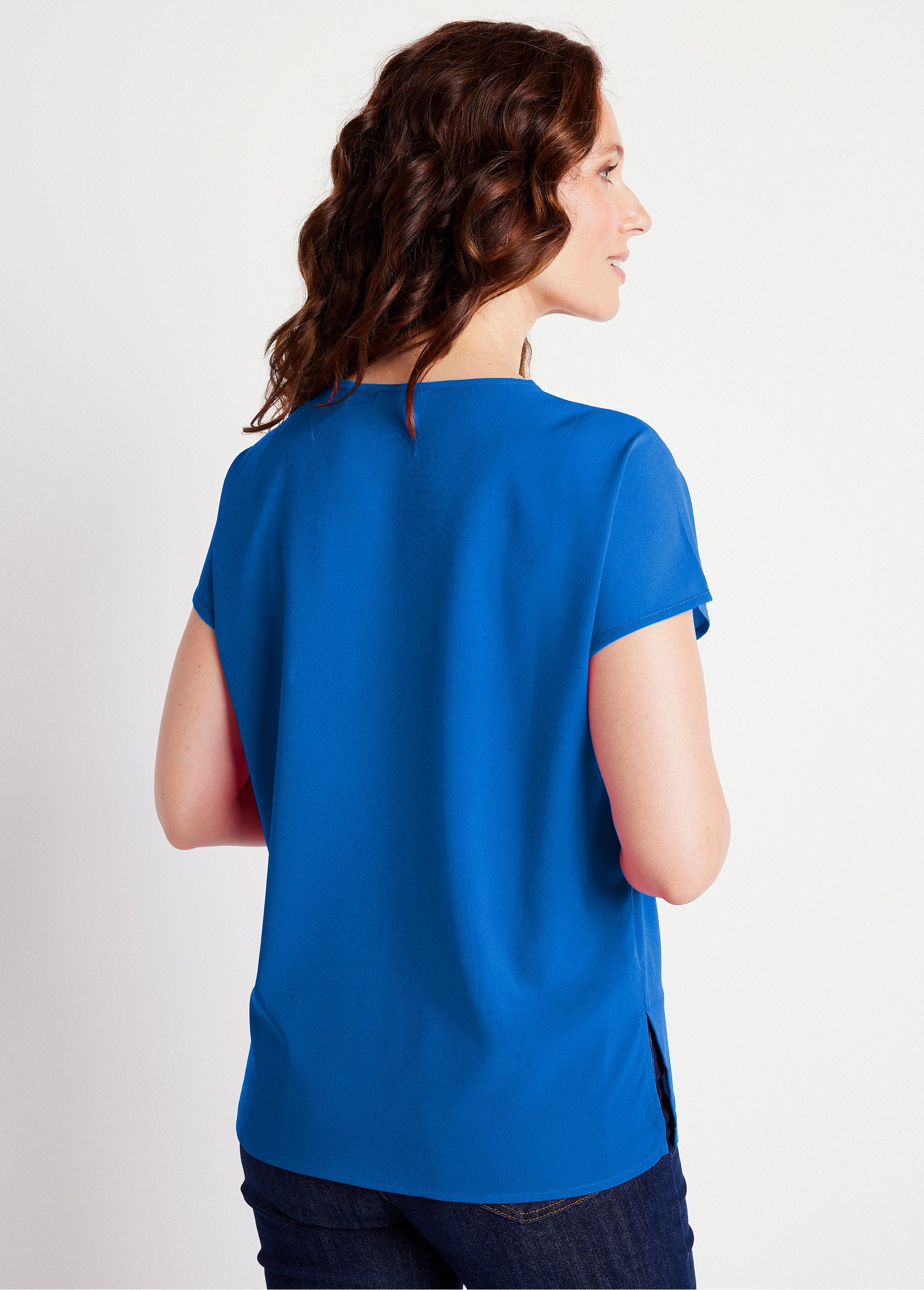 Top_met_lange_mouwen_en_borduursel_in_ronde_hals_BLAUW_DO1_slim