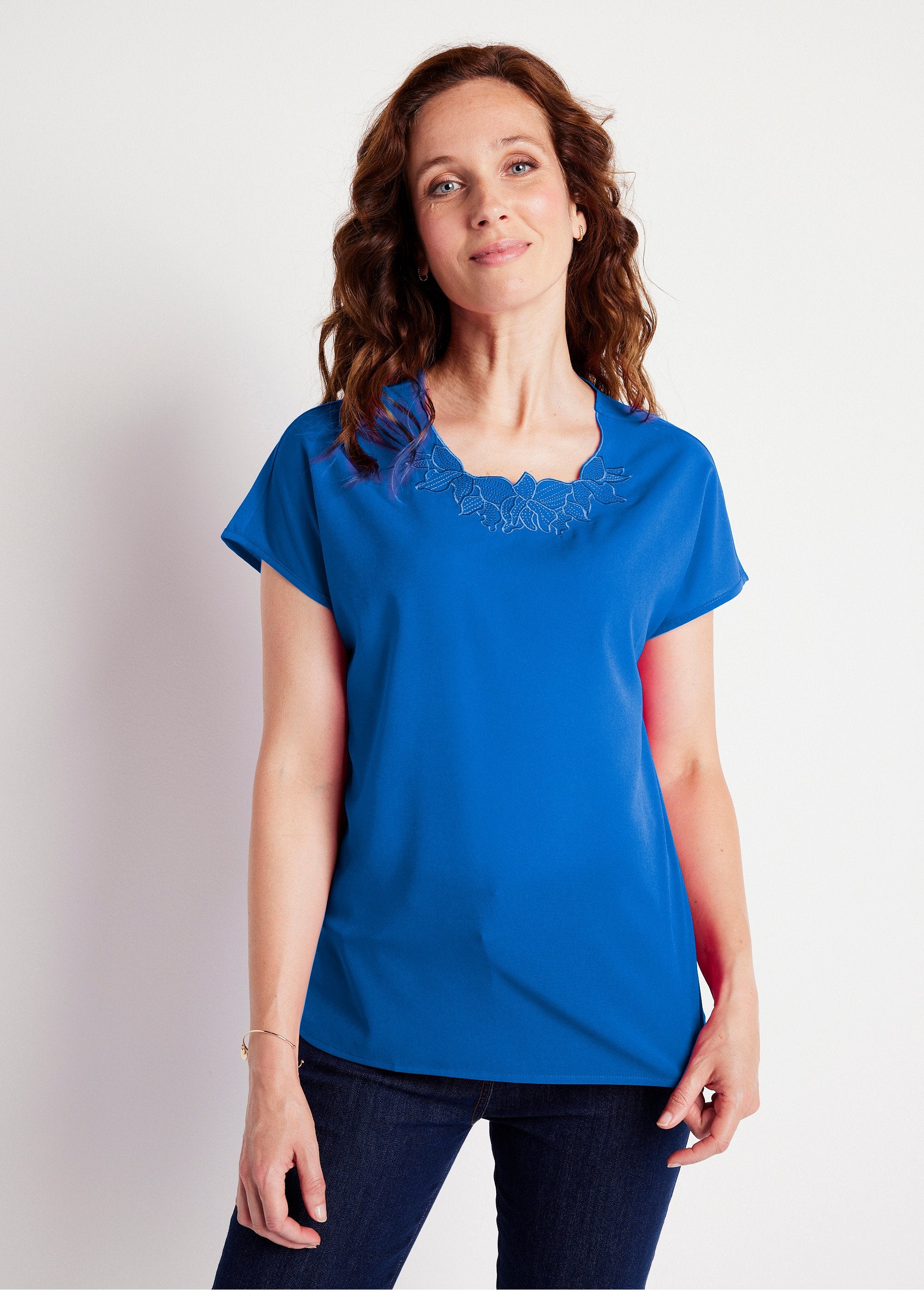 Top_met_lange_mouwen_en_borduursel_in_ronde_hals_BLAUW_FA1_slim