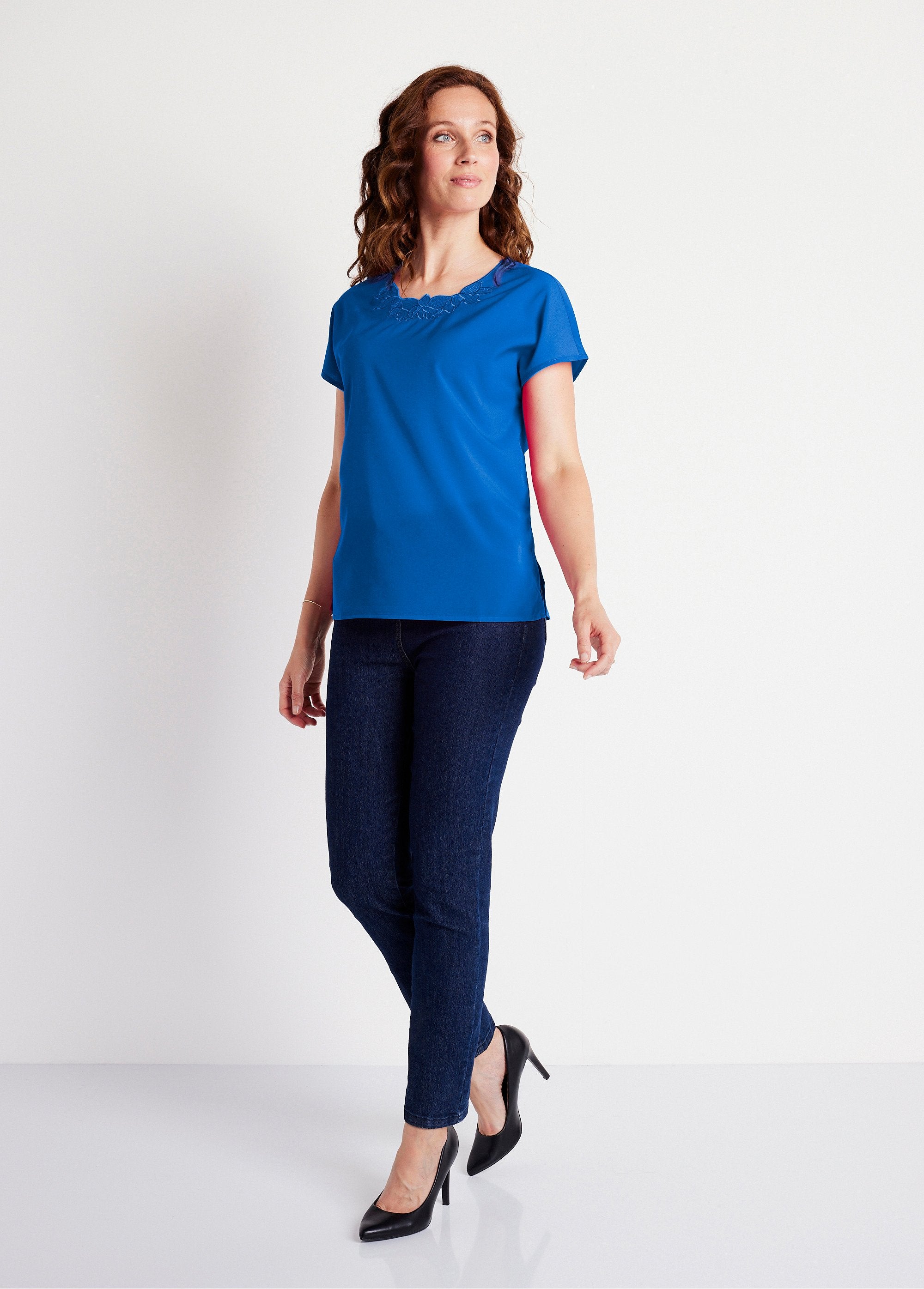 Top_met_lange_mouwen_en_borduursel_in_ronde_hals_BLAUW_SF1_slim