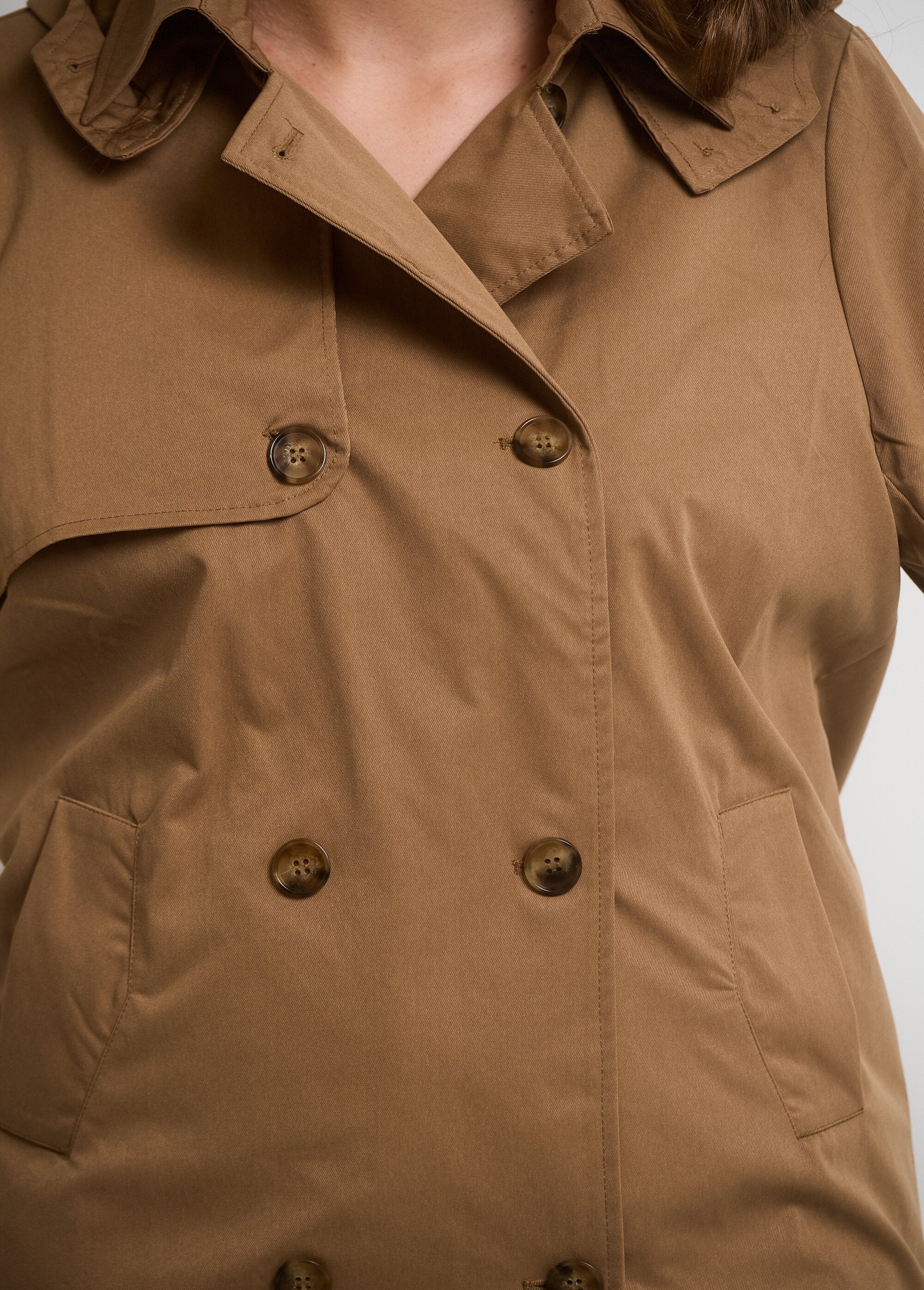 Trenchcoat_met_dubbele_knopen_en_capuchon_Beige_DE1_curvy