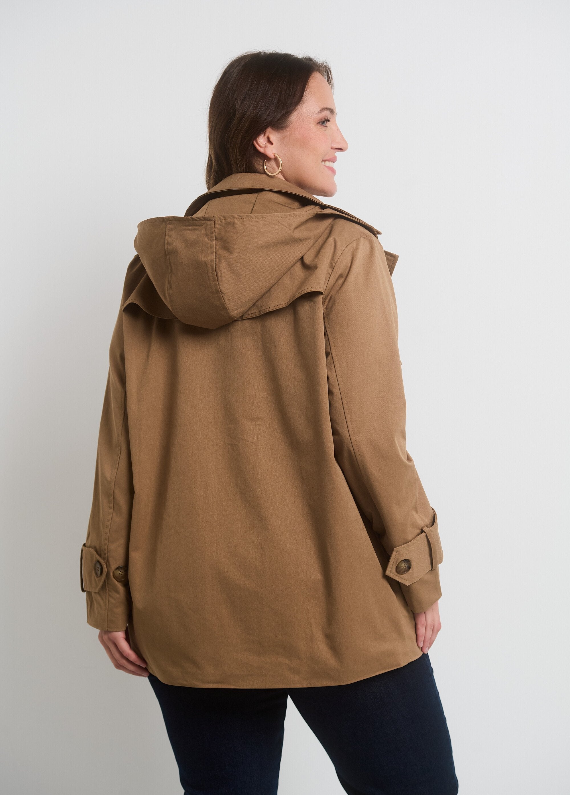 Trenchcoat_met_dubbele_knopen_en_capuchon_Beige_DO1_curvy