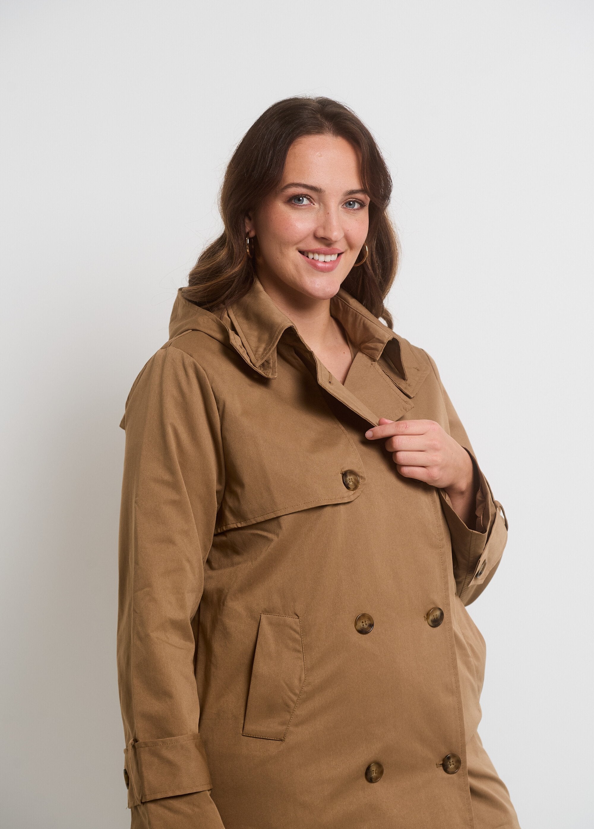 Trenchcoat_met_dubbele_knopen_en_capuchon_Beige_DR1_curvy