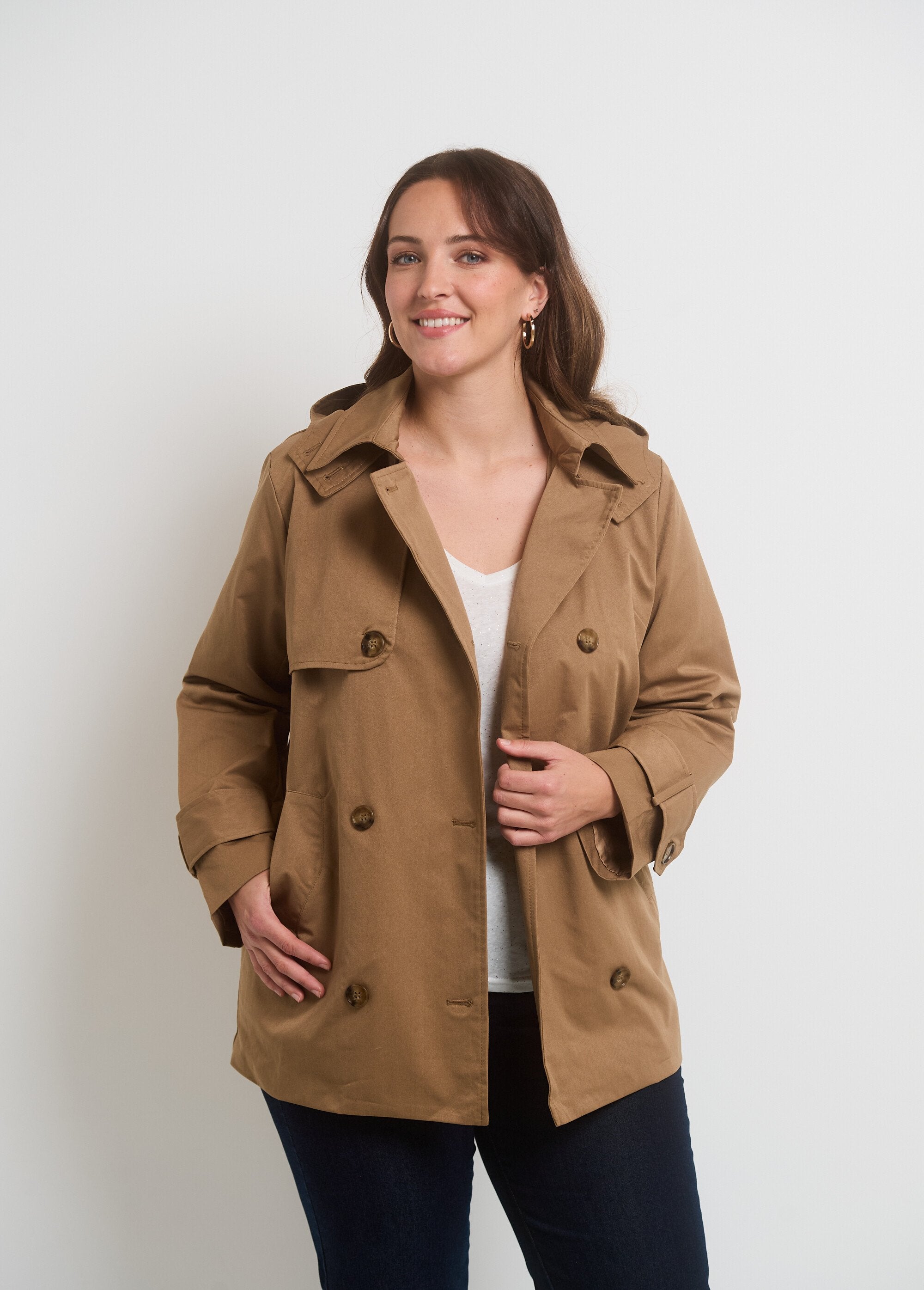 Trenchcoat_met_dubbele_knopen_en_capuchon_Beige_FA1_curvy