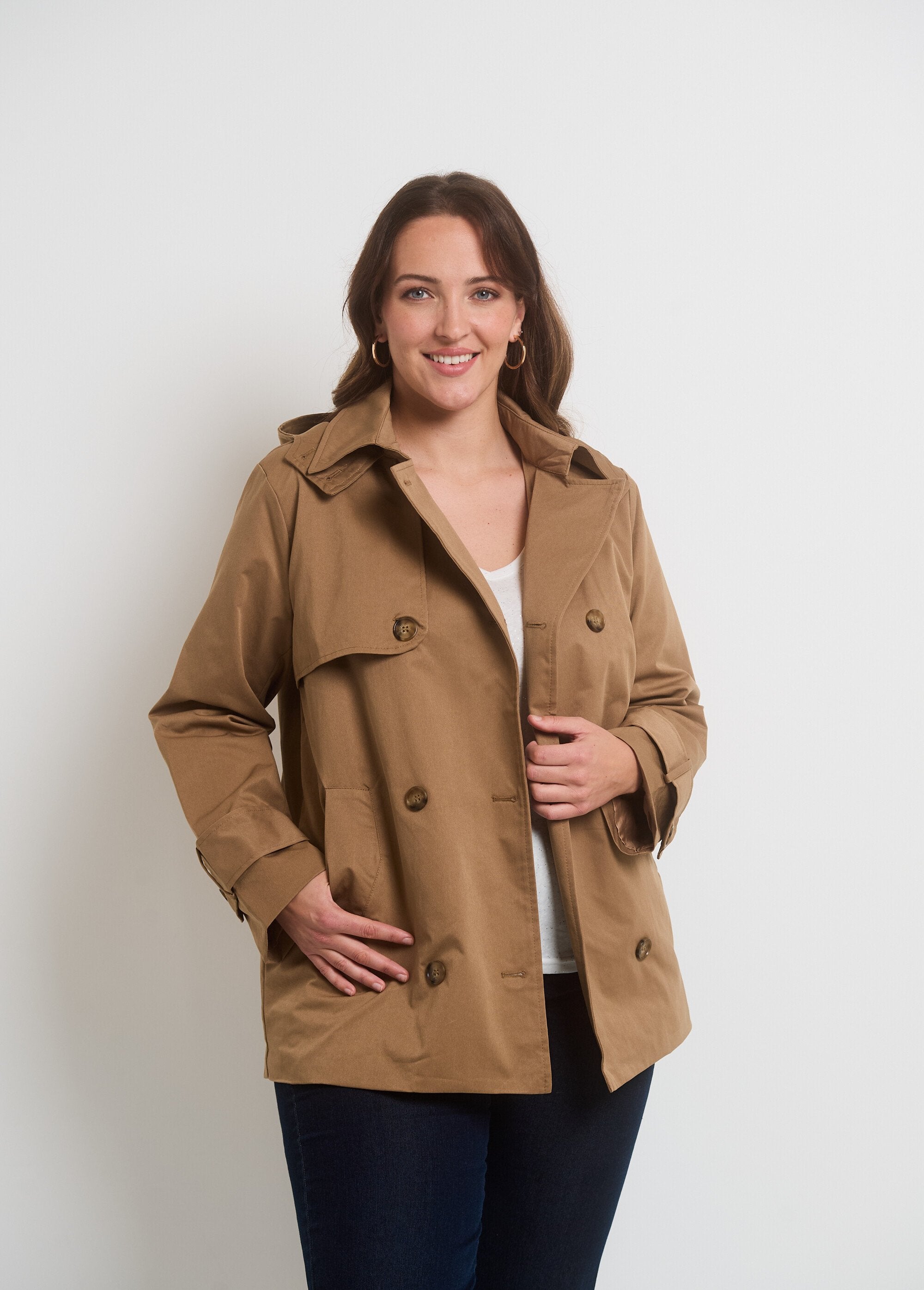 Trenchcoat_met_dubbele_knopen_en_capuchon_Beige_FA2_curvy