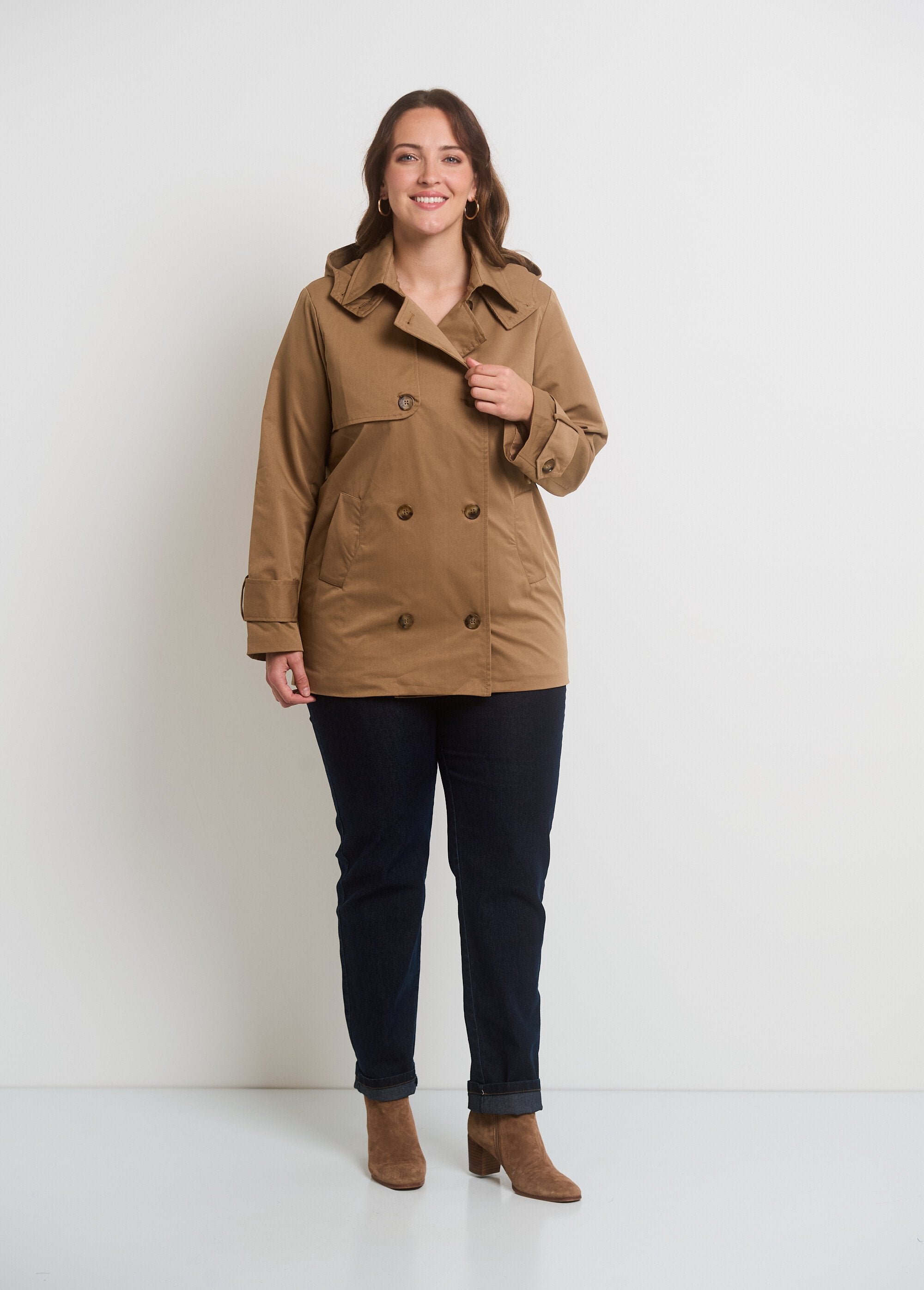 Trenchcoat_met_dubbele_knopen_en_capuchon_Beige_SF1_curvy