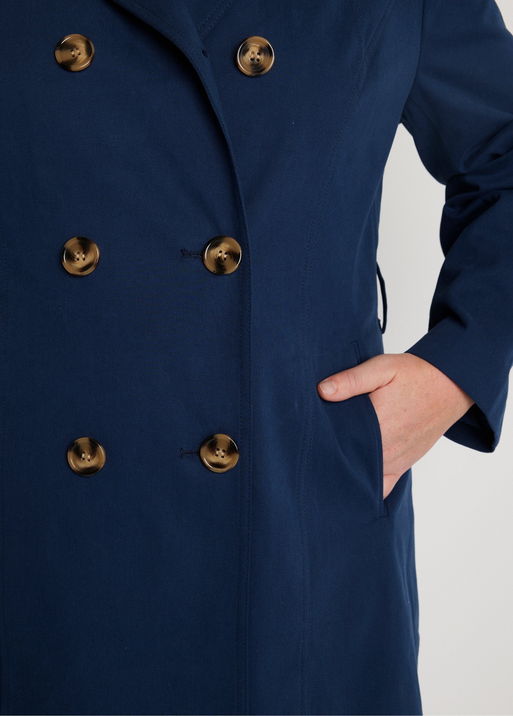 Korte_trenchcoat_met_dubbele_rijen_knopen_marineblauw_DE2_slim