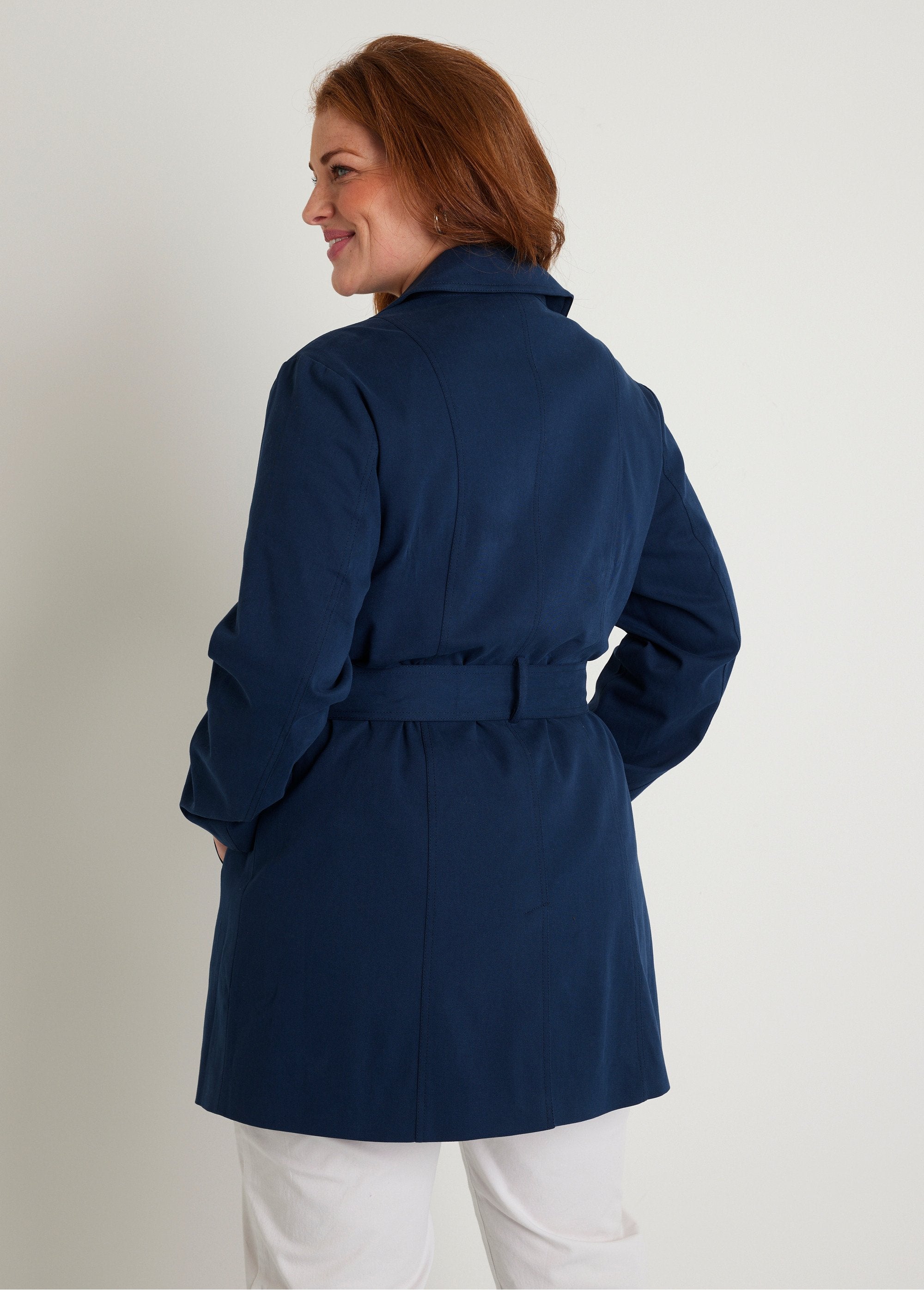 Korte_trenchcoat_met_dubbele_rijen_knopen_marineblauw_DO1_curvy