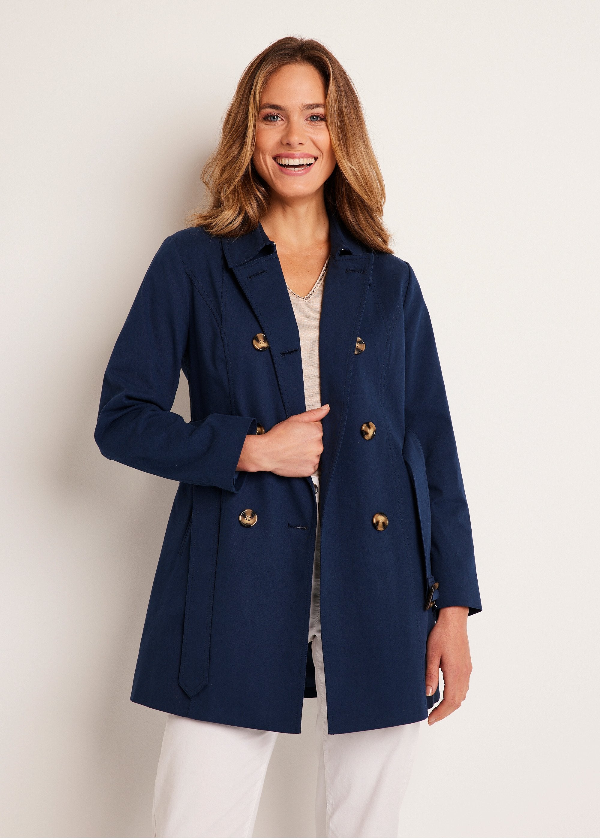 Korte_trenchcoat_met_dubbele_rijen_knopen_marineblauw_FA1_slim