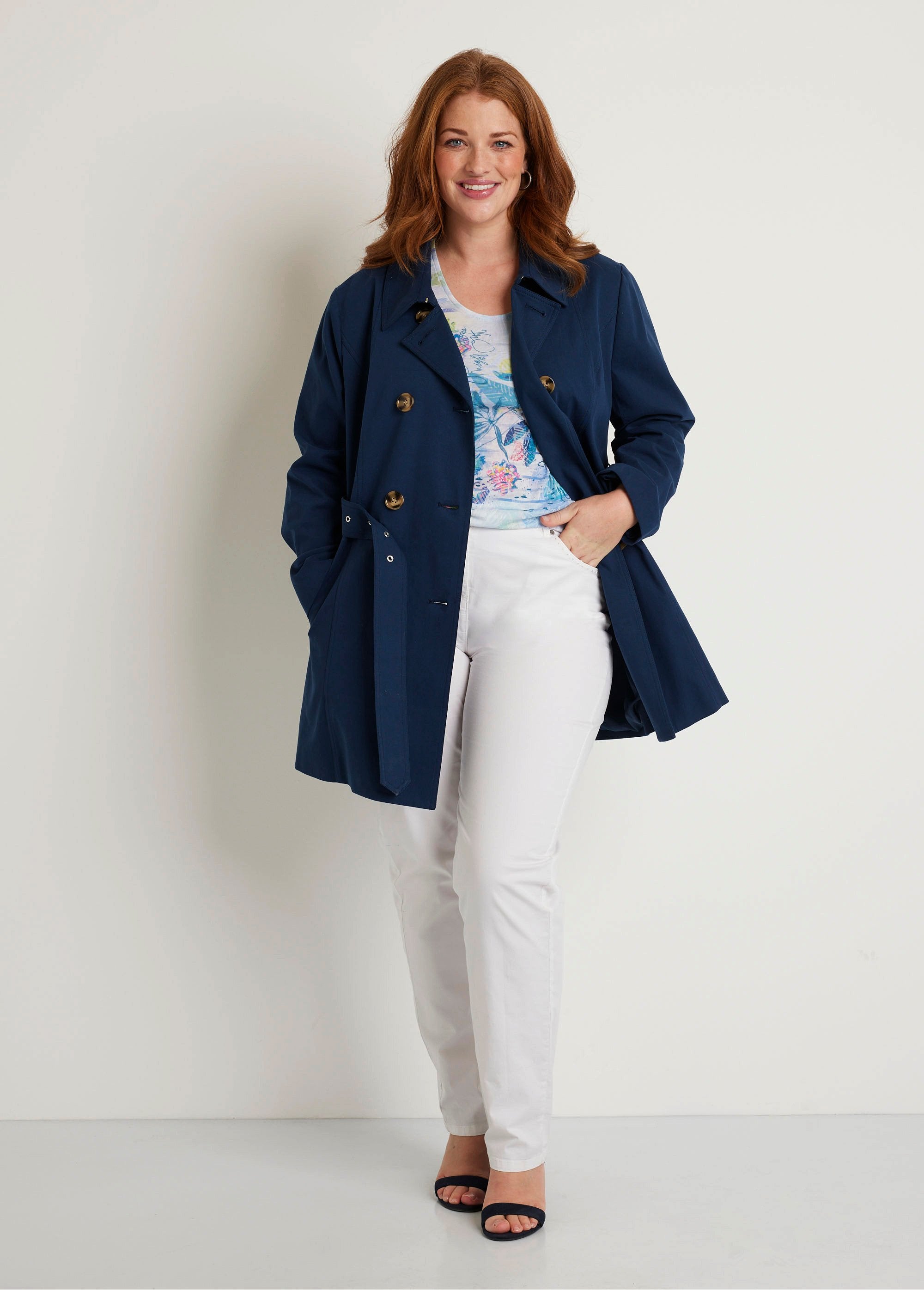 Korte_trenchcoat_met_dubbele_rijen_knopen_marineblauw_SF1_curvy