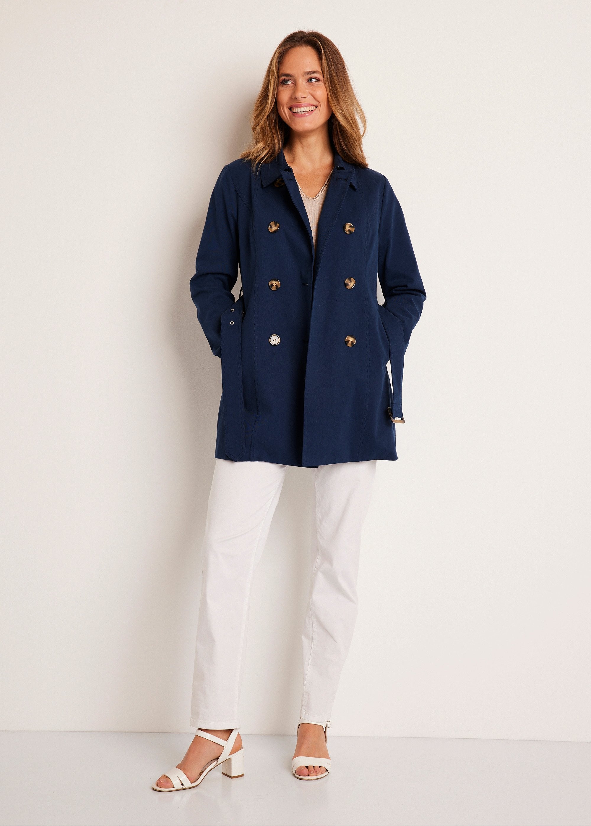 Korte_trenchcoat_met_dubbele_rijen_knopen_marineblauw_SF1_slim