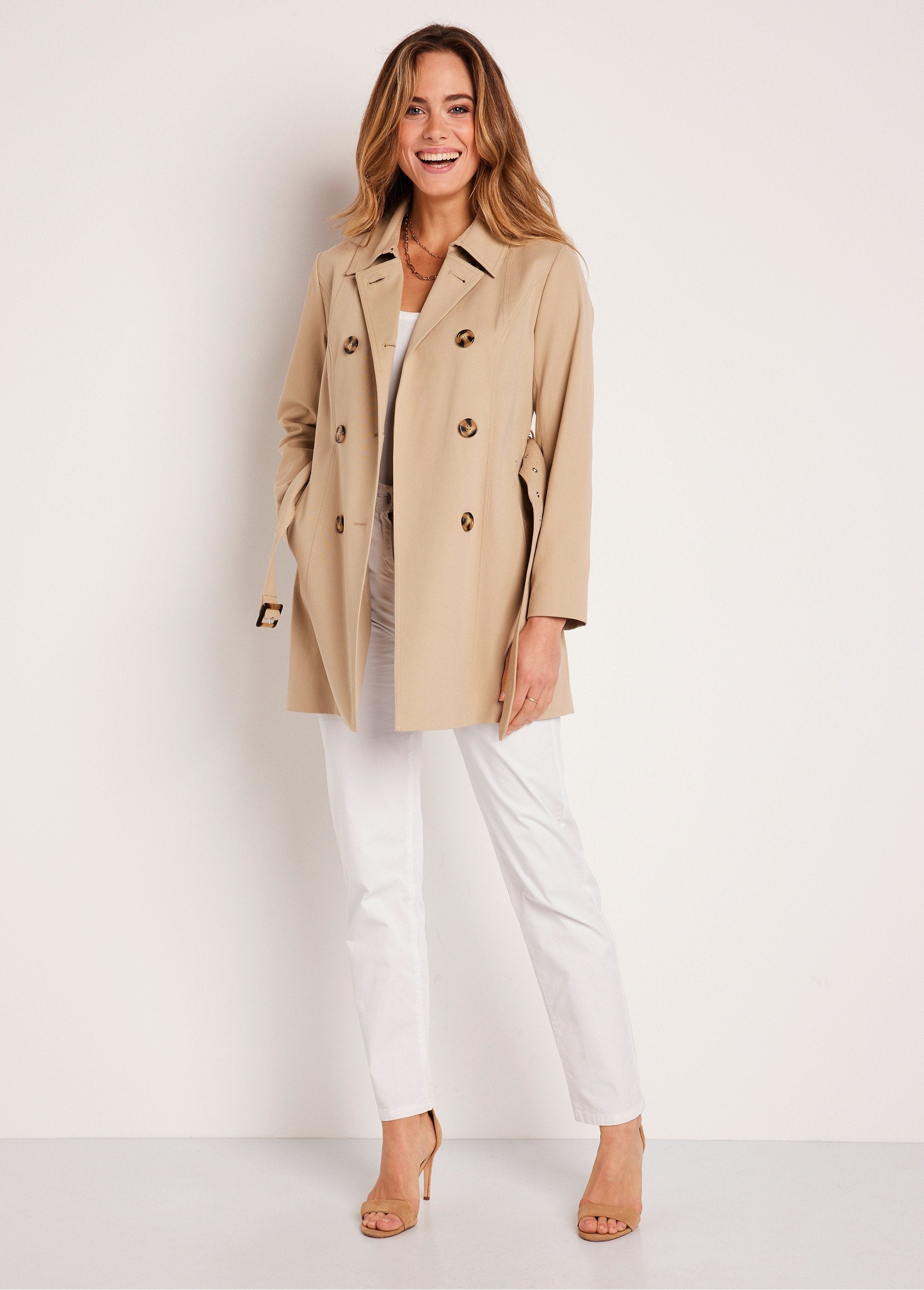 Korte_trenchcoat_met_dubbele_rijen_knopen_BEIGE_SF1_slim