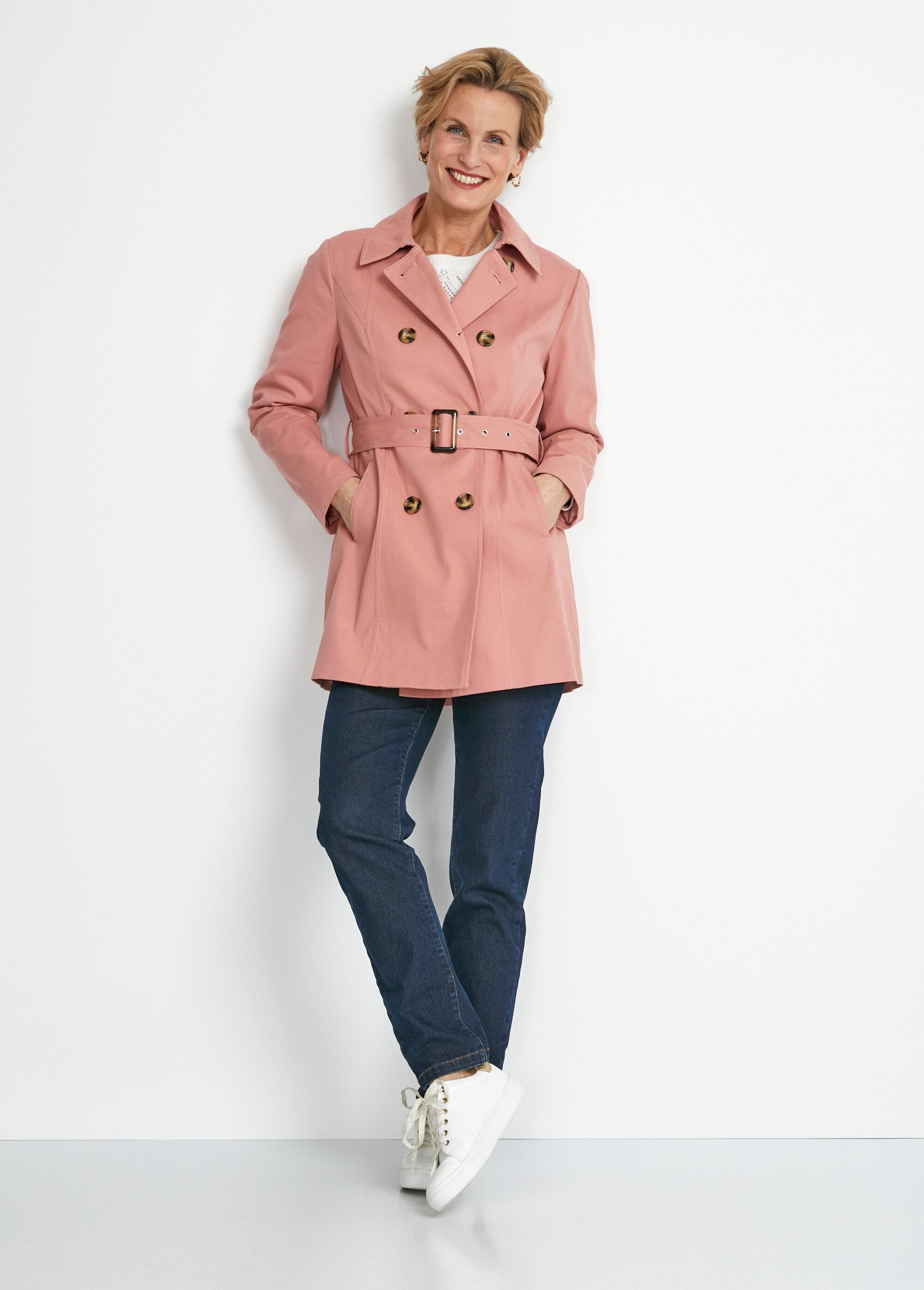 Korte_trenchcoat_met_dubbele_rijen_knopen_Oud_roze_SF1_slim