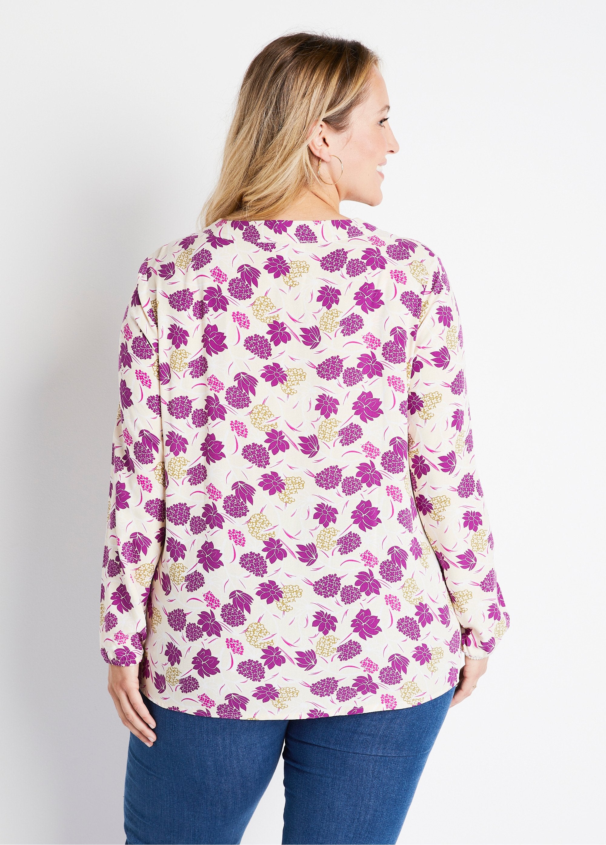 Losvallende_lange_tuniek_met_bloemenprint_Ecru_print_DO1_curvy