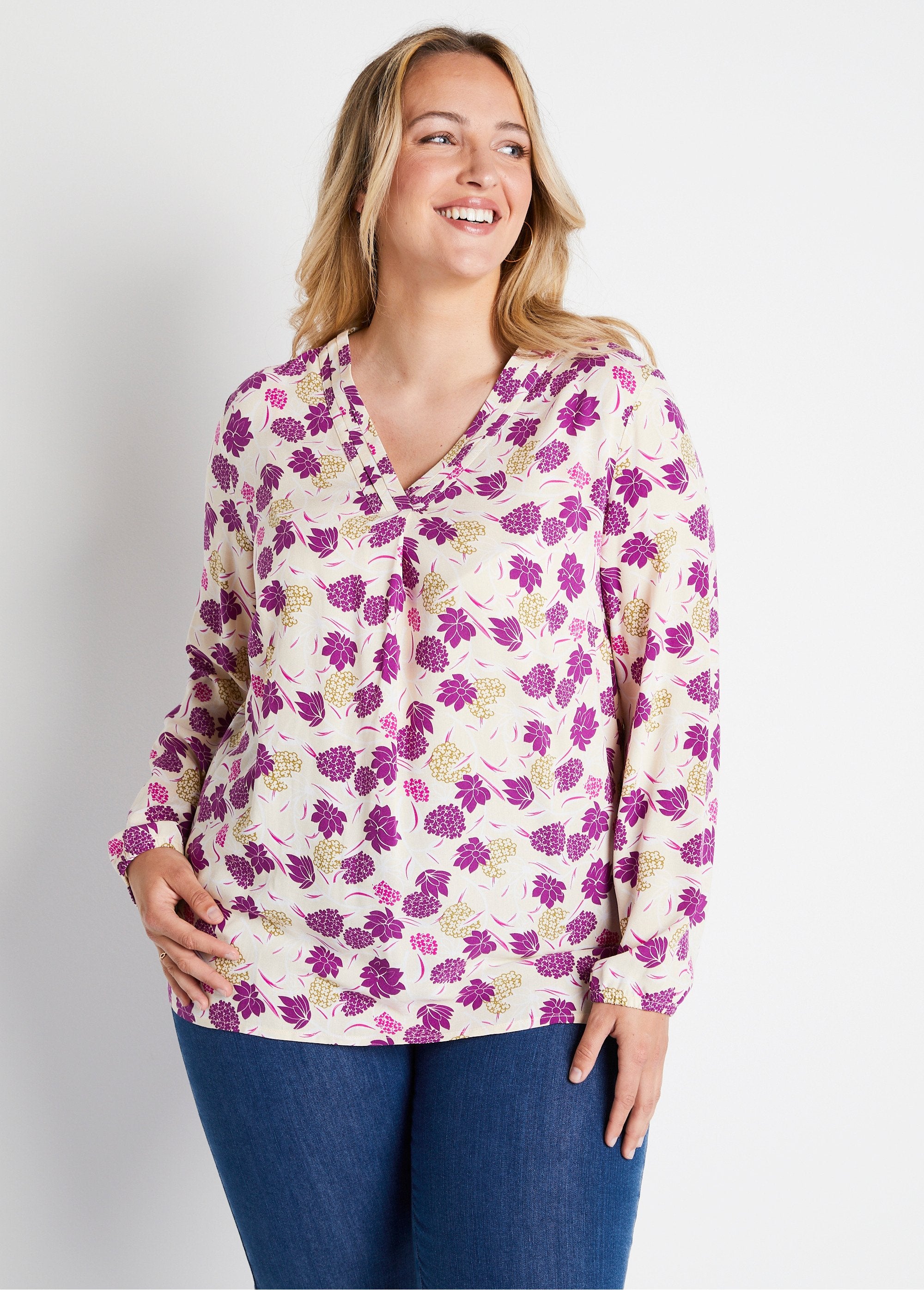 Losvallende_lange_tuniek_met_bloemenprint_Ecru_print_FA1_curvy