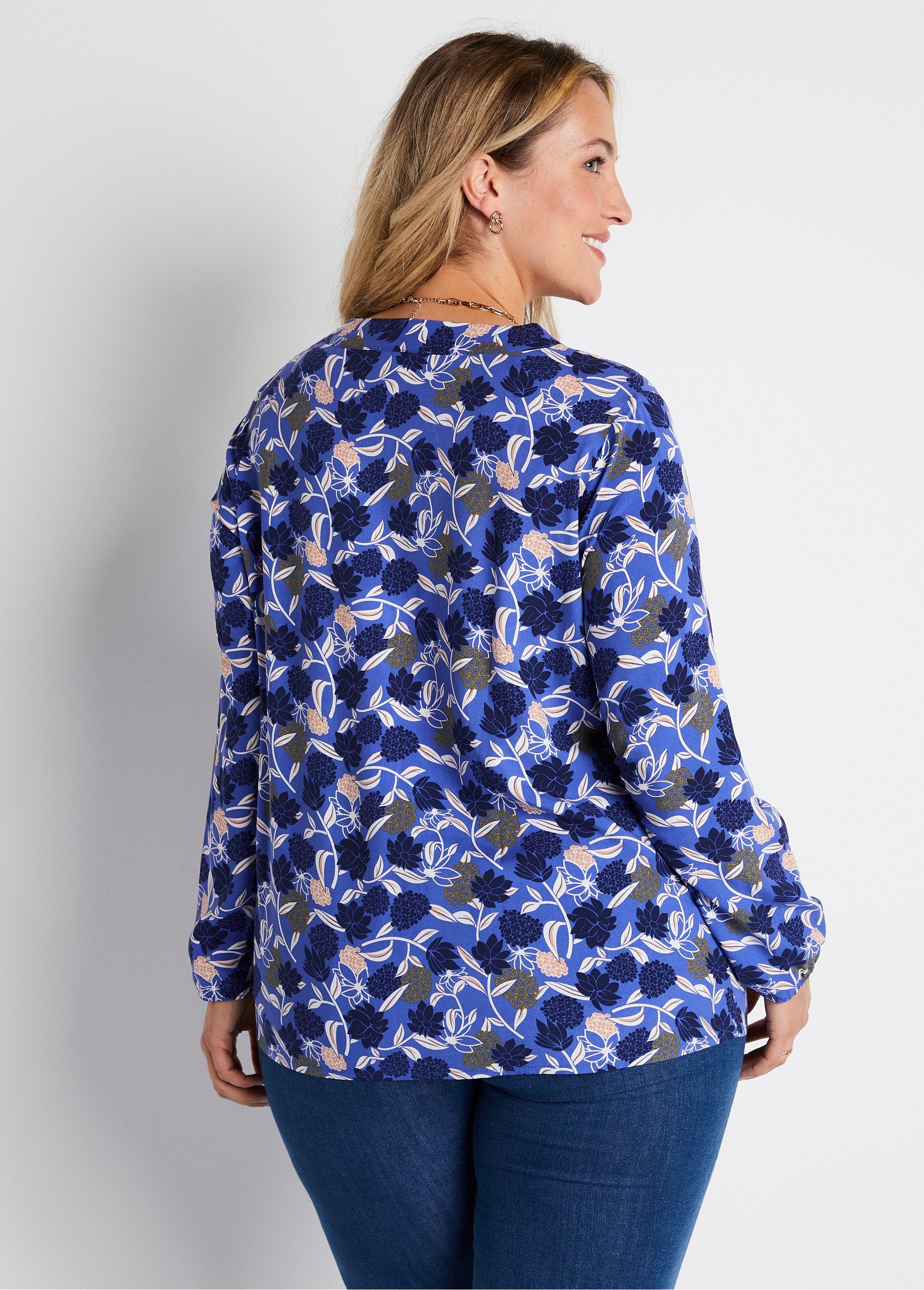 Losvallende_lange_tuniek_met_bloemenprint_Blauwdruk_DO1_curvy