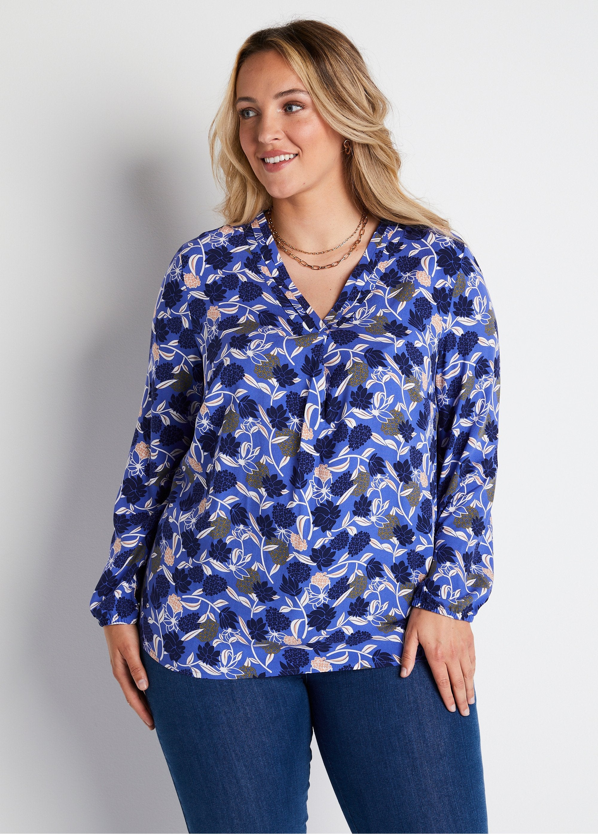 Losvallende_lange_tuniek_met_bloemenprint_Blauwdruk_FA1_curvy