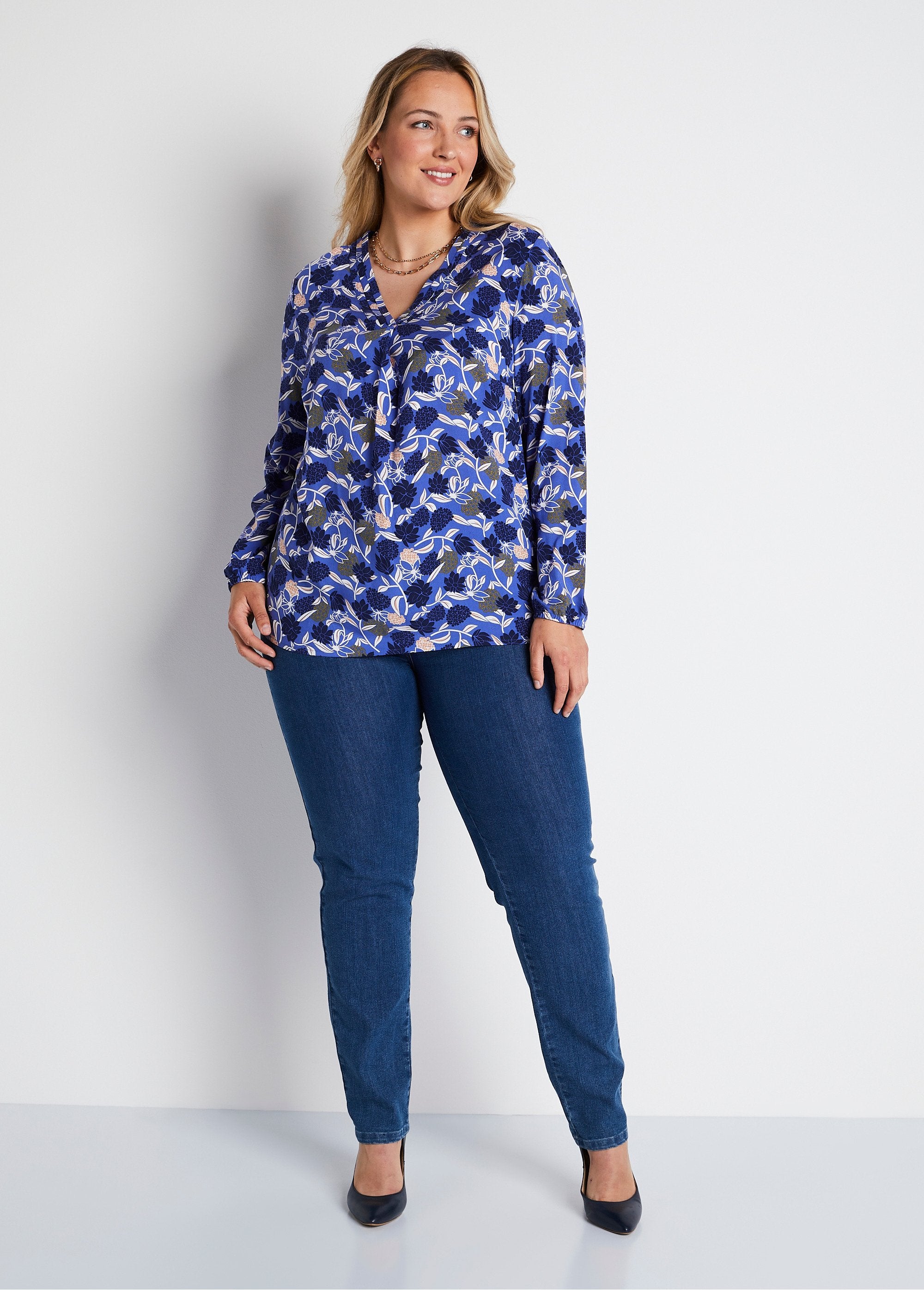 Losvallende_lange_tuniek_met_bloemenprint_Blauwdruk_SF1_curvy