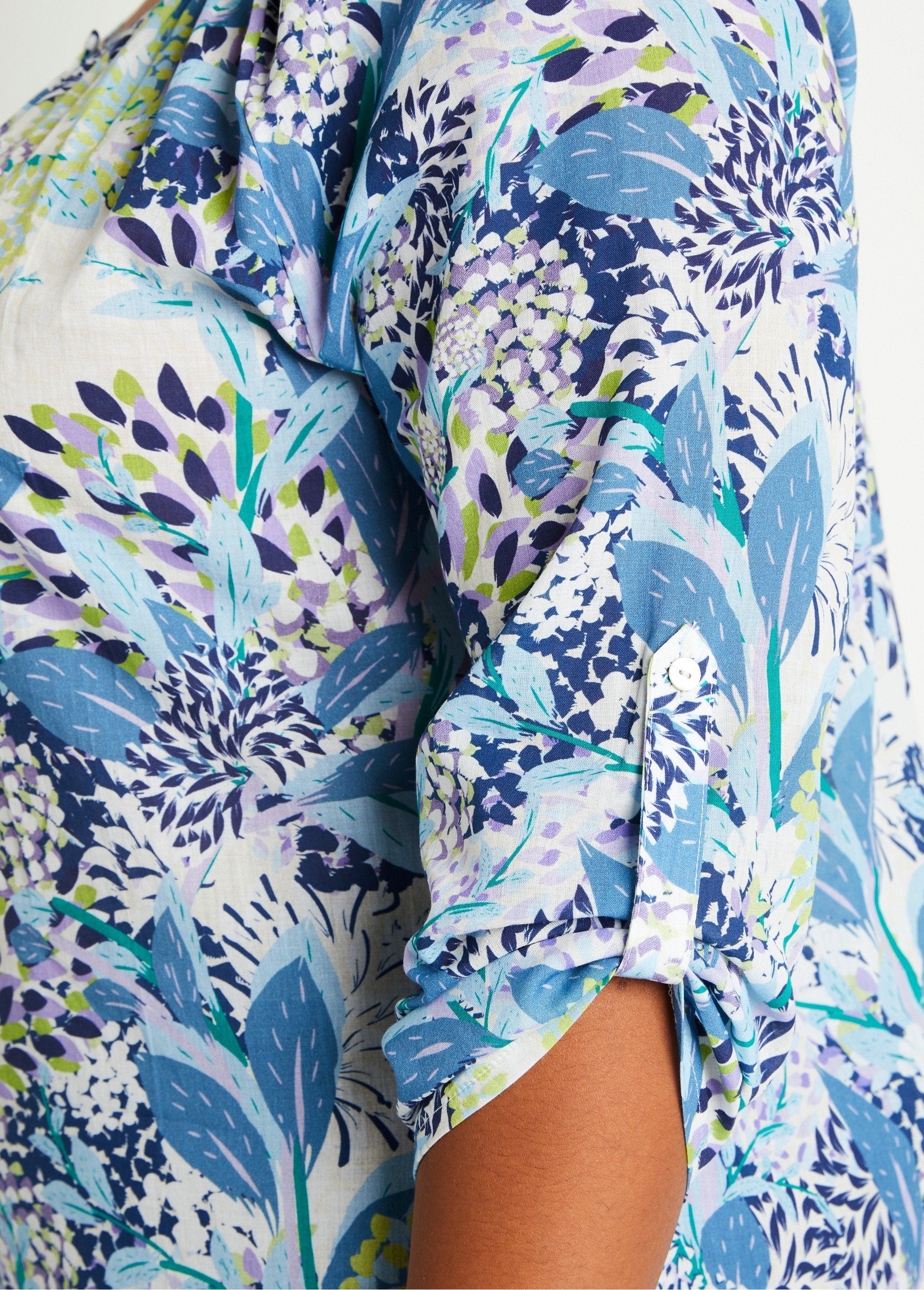 Lange_gebloemde_tuniek_met_knoopsluiting_Blauw_en_wit_DE2_curvy