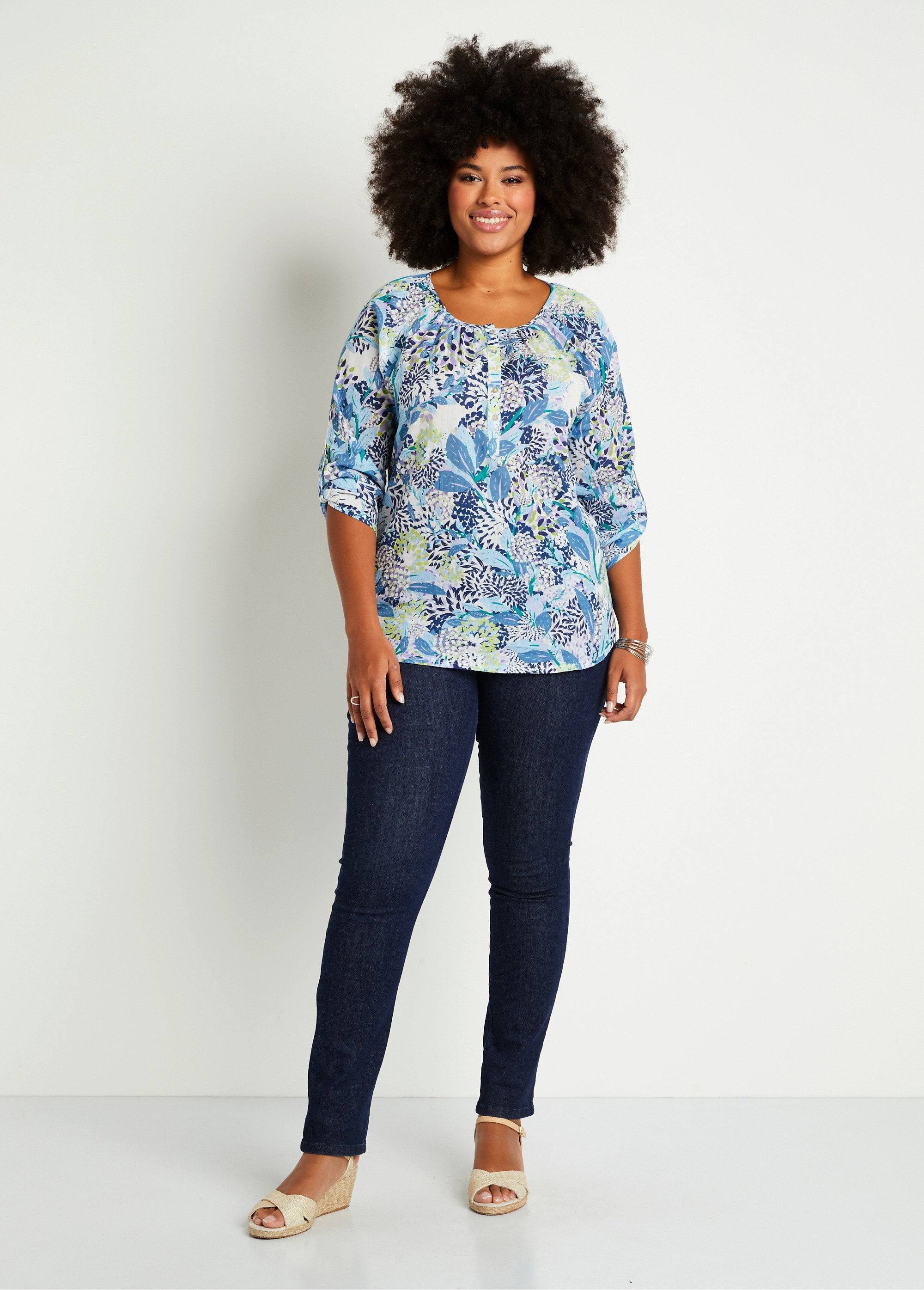 Lange_gebloemde_tuniek_met_knoopsluiting_Blauw_en_wit_SF1_curvy