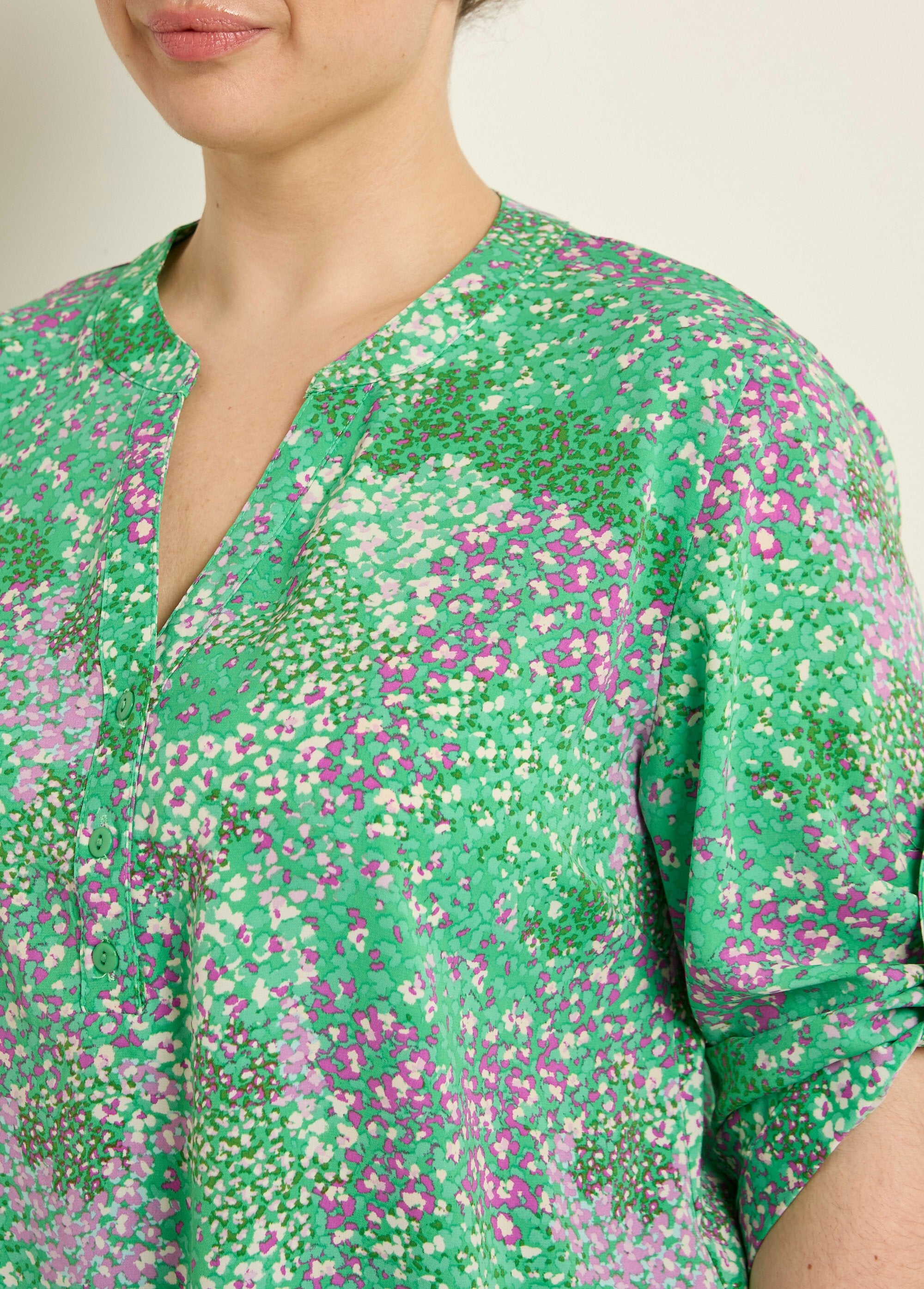 Gebloemde_V-hals_tuniek_met_lange_mouwen_Vert_imprime_DE1_curvy