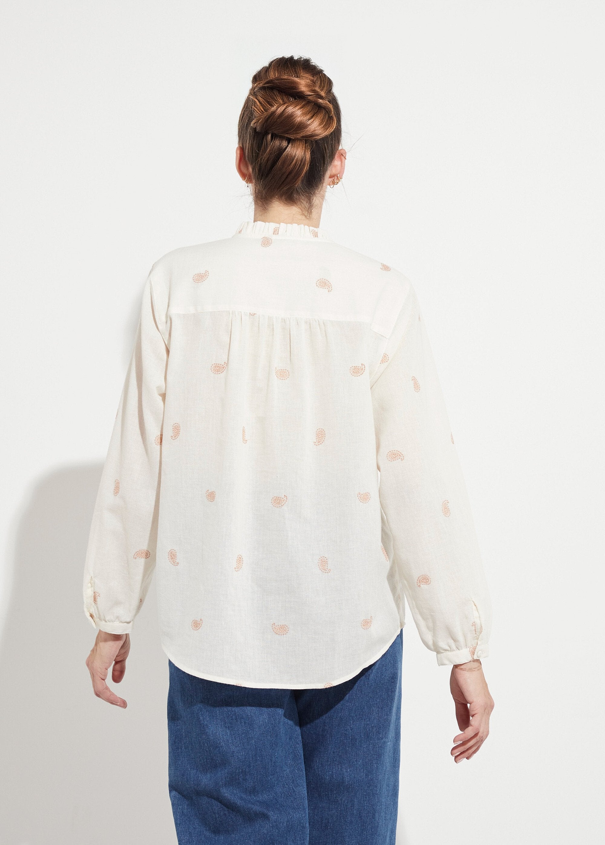 Geborduurde_katoenen_tuniek_van_gaas_met_ruches_aan_de_kraag_Ecru_et_beige_DO1_slim