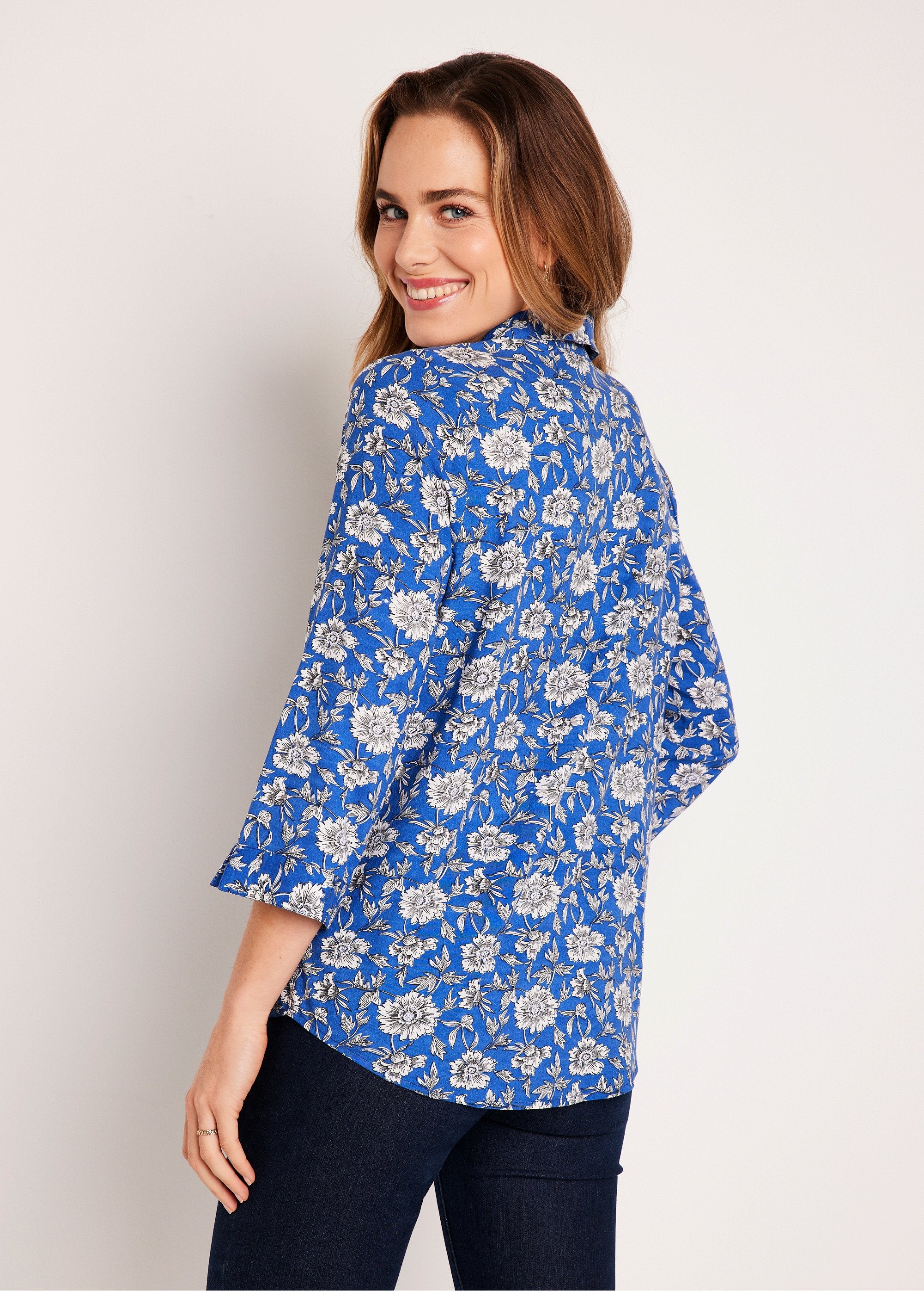 Gebloemde_lange_uitlopende_tuniek_Blauw_en_wit_DO1_slim