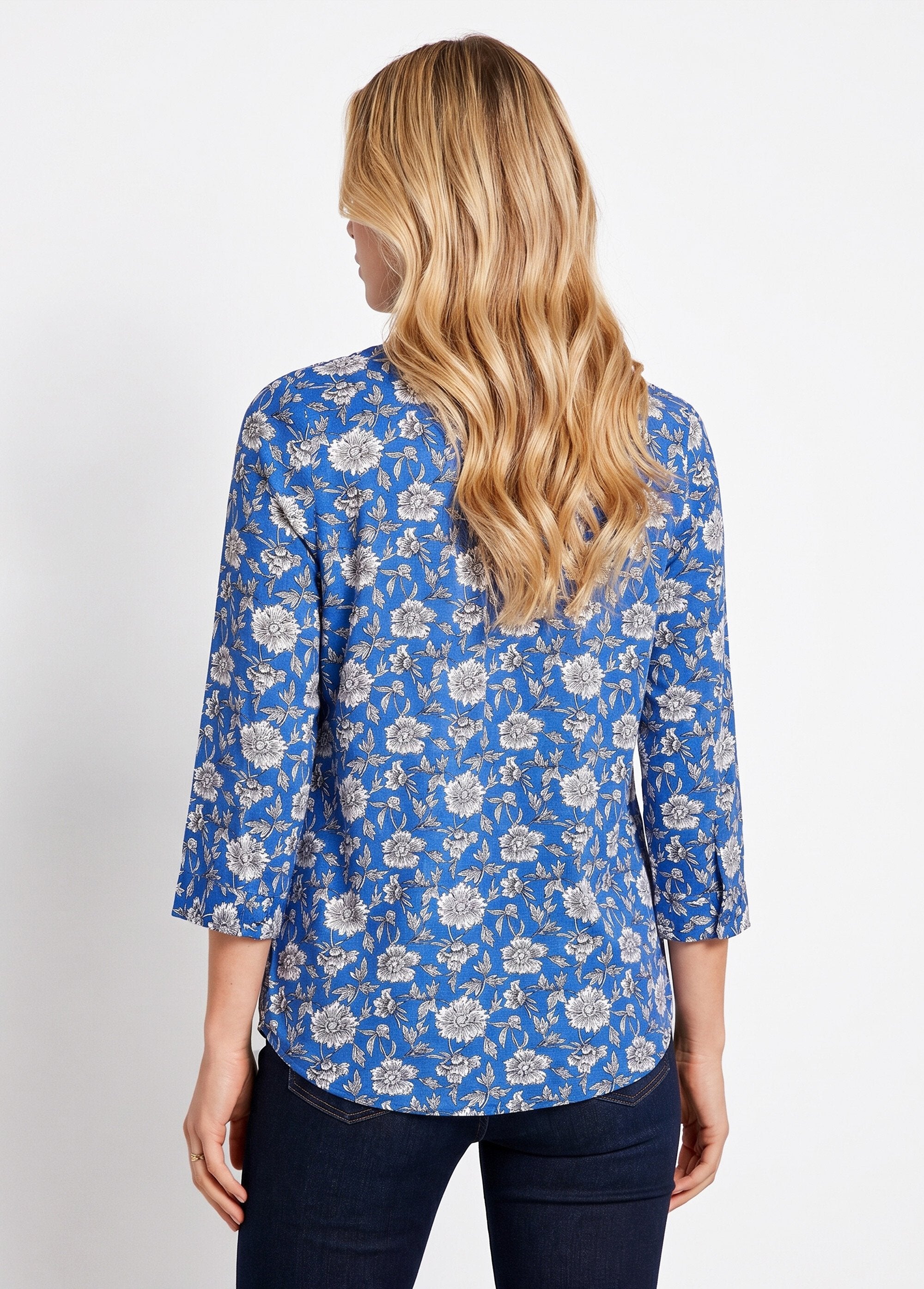 Gebloemde_lange_uitlopende_tuniek_Blauw_en_wit_DO1_slim