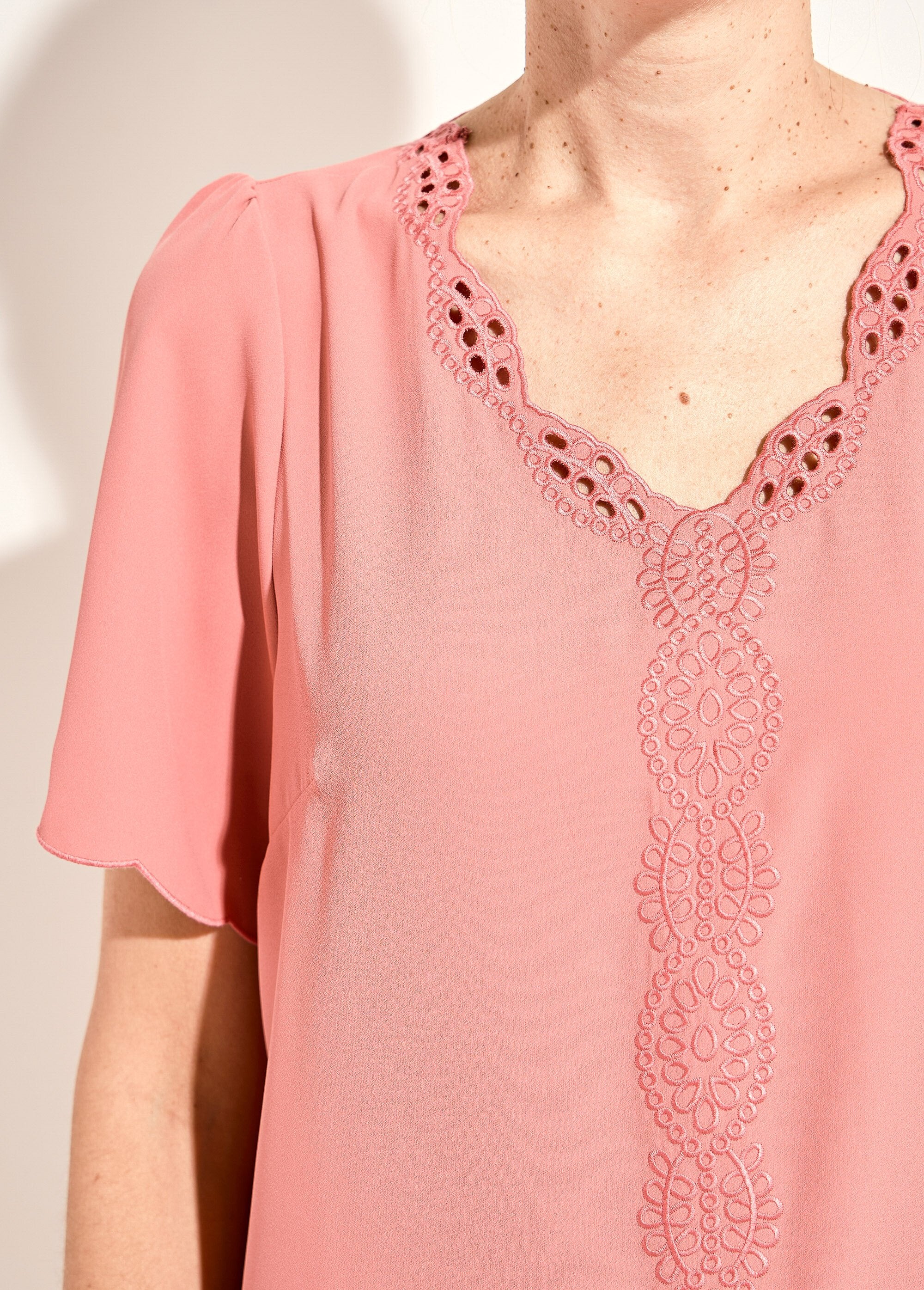 Lange_geborduurde_tuniek_met_effen_korte_mouwen_Terracotta_DE1_slim