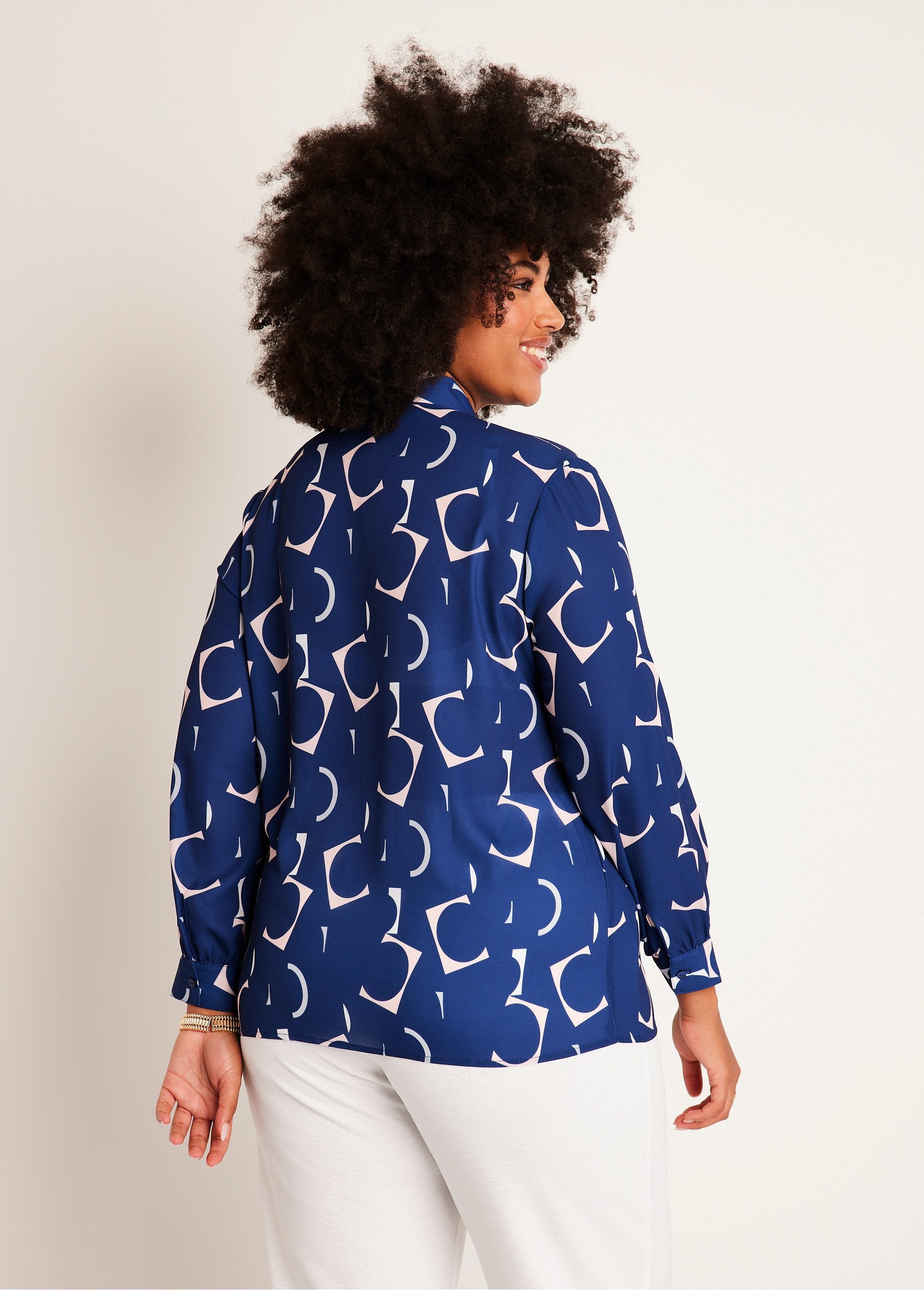 Lange_tuniek_met_print_Blauwe_achtergrond_DO1_curvy