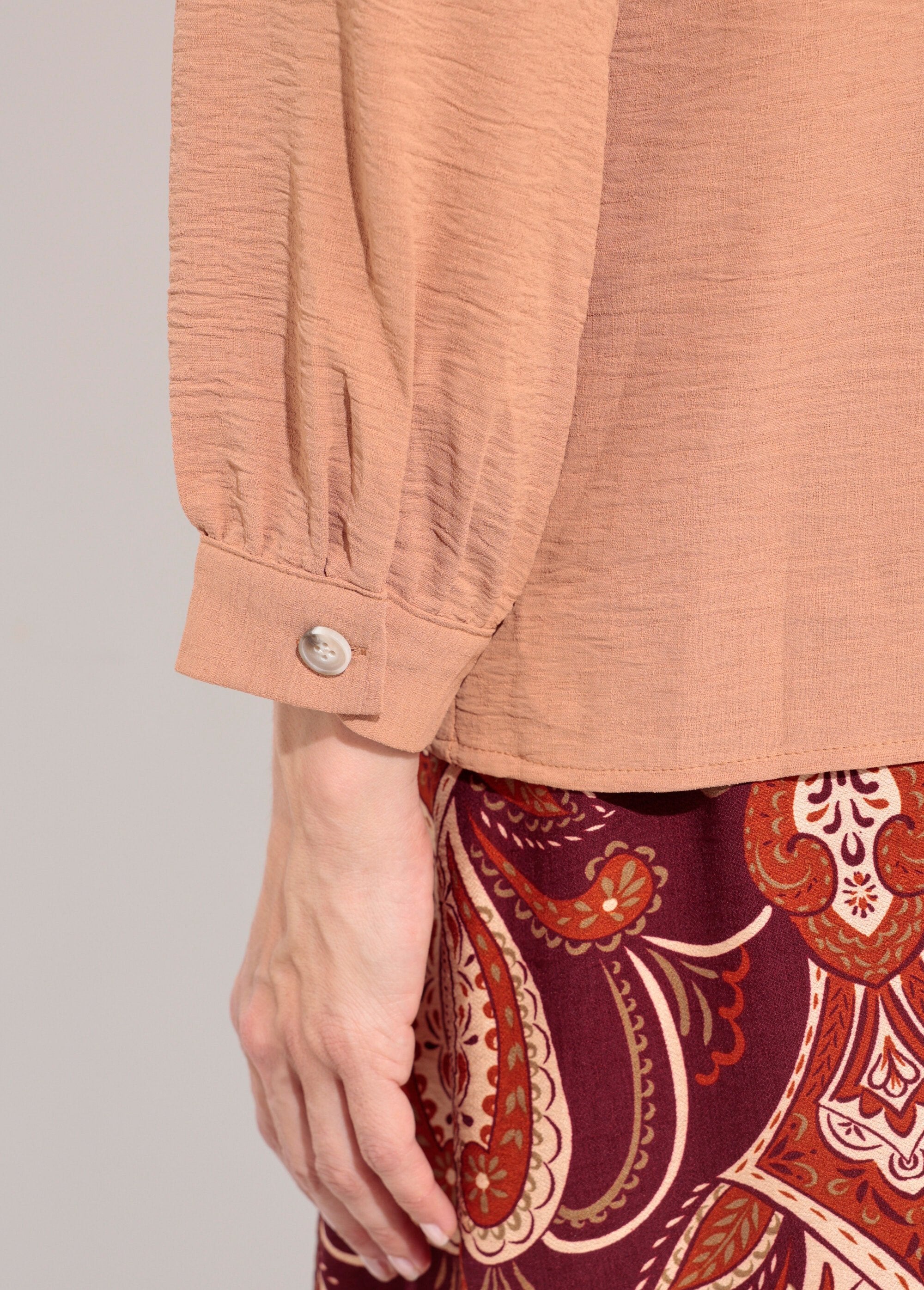 Tuniek_met_V-hals_en_reliëfknoopsluiting_Camel_DE3_slim