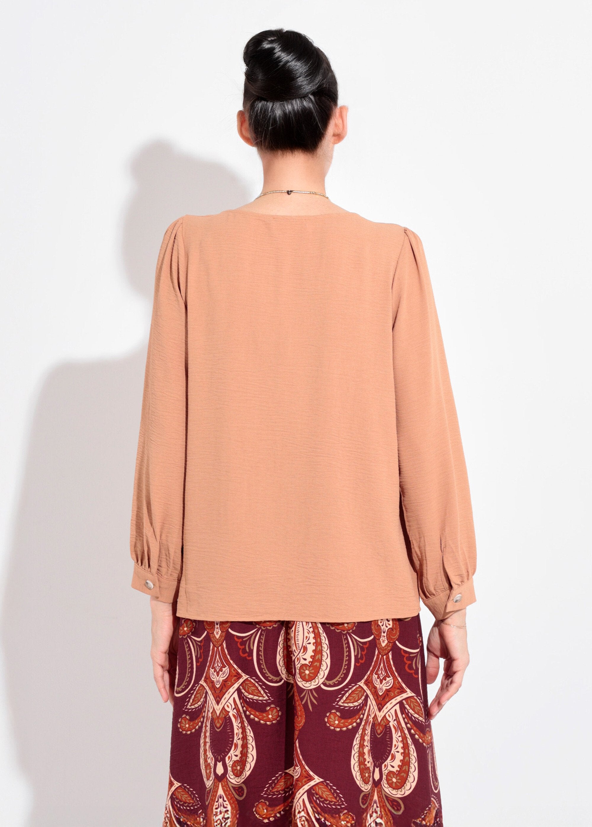 Tuniek_met_V-hals_en_reliëfknoopsluiting_Camel_DO1_slim