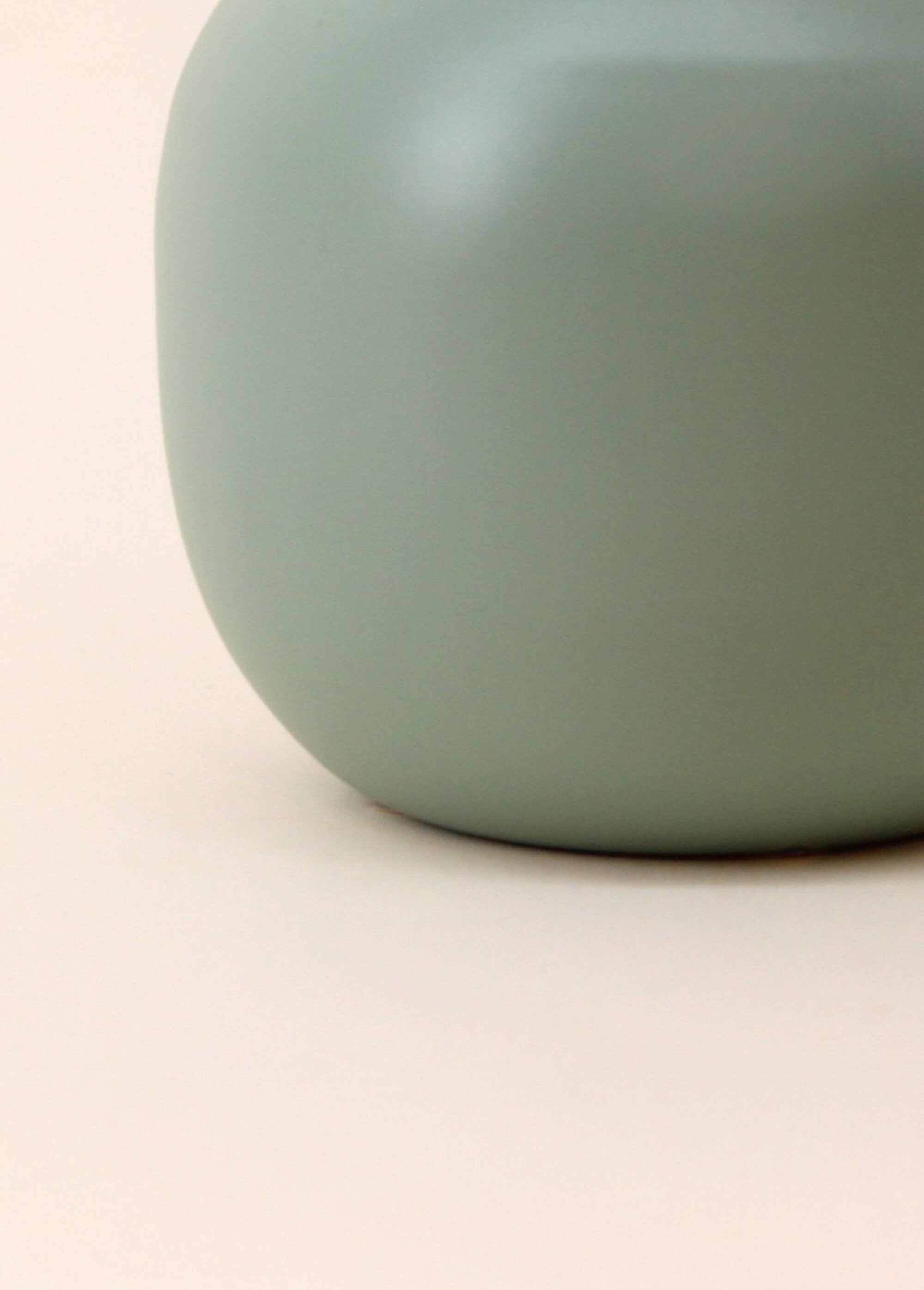 Vase_en_métal_avec_col_étroit_et_long_Vert_DE2_slim