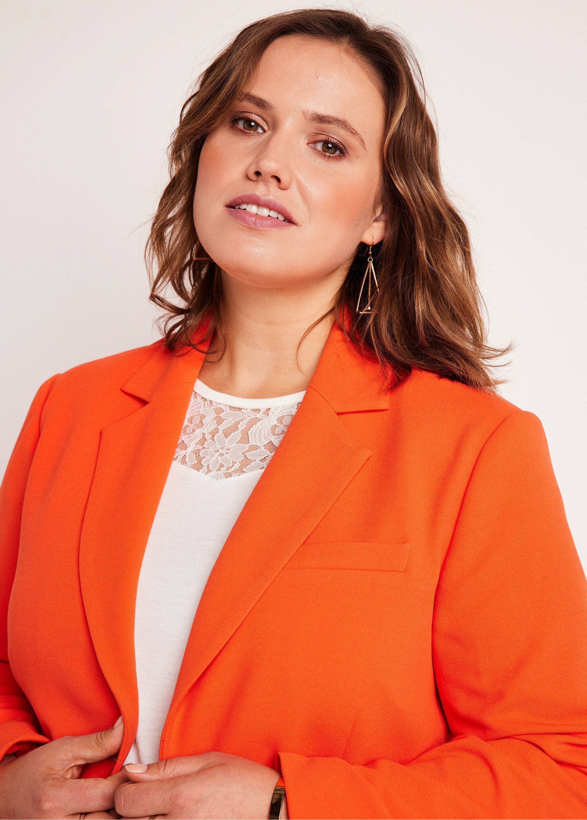 Effen_blazer_met_rechte_snit_ORANJE_DE1_curvy