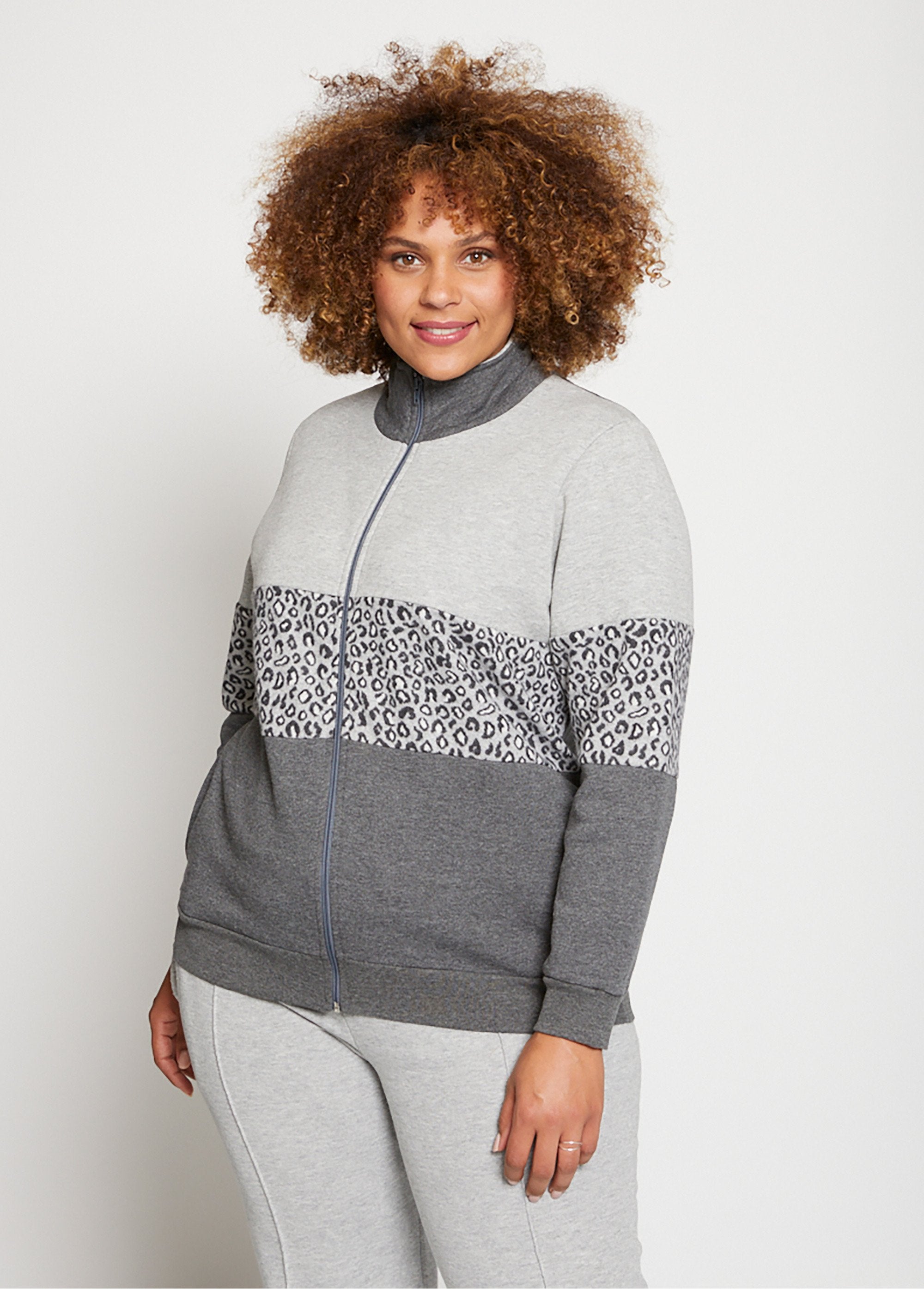 Met_fleece_gevoerd_loungejack_met_opstaande_kraag_GRIJS_FA1_curvy