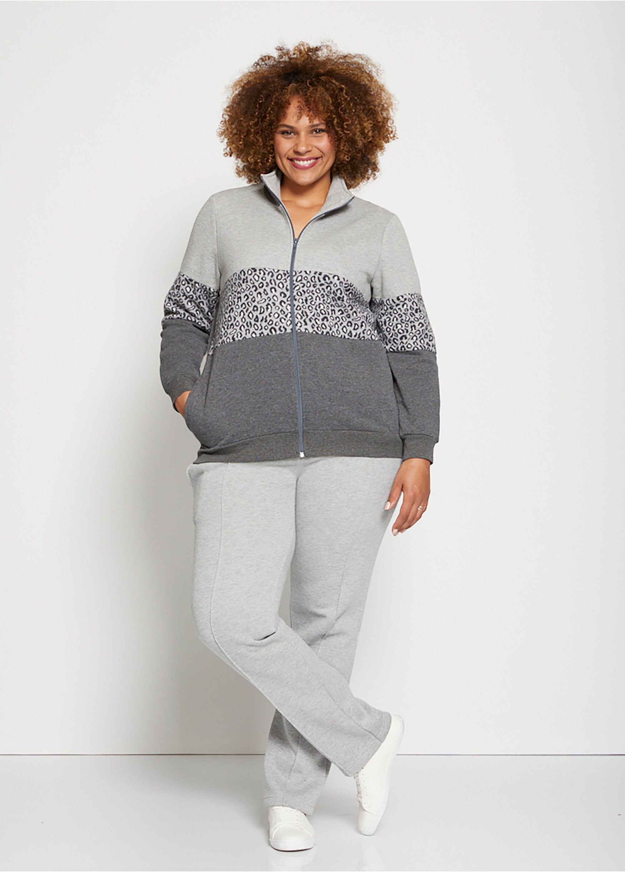 Met_fleece_gevoerd_loungejack_met_opstaande_kraag_GRIJS_SF1_curvy