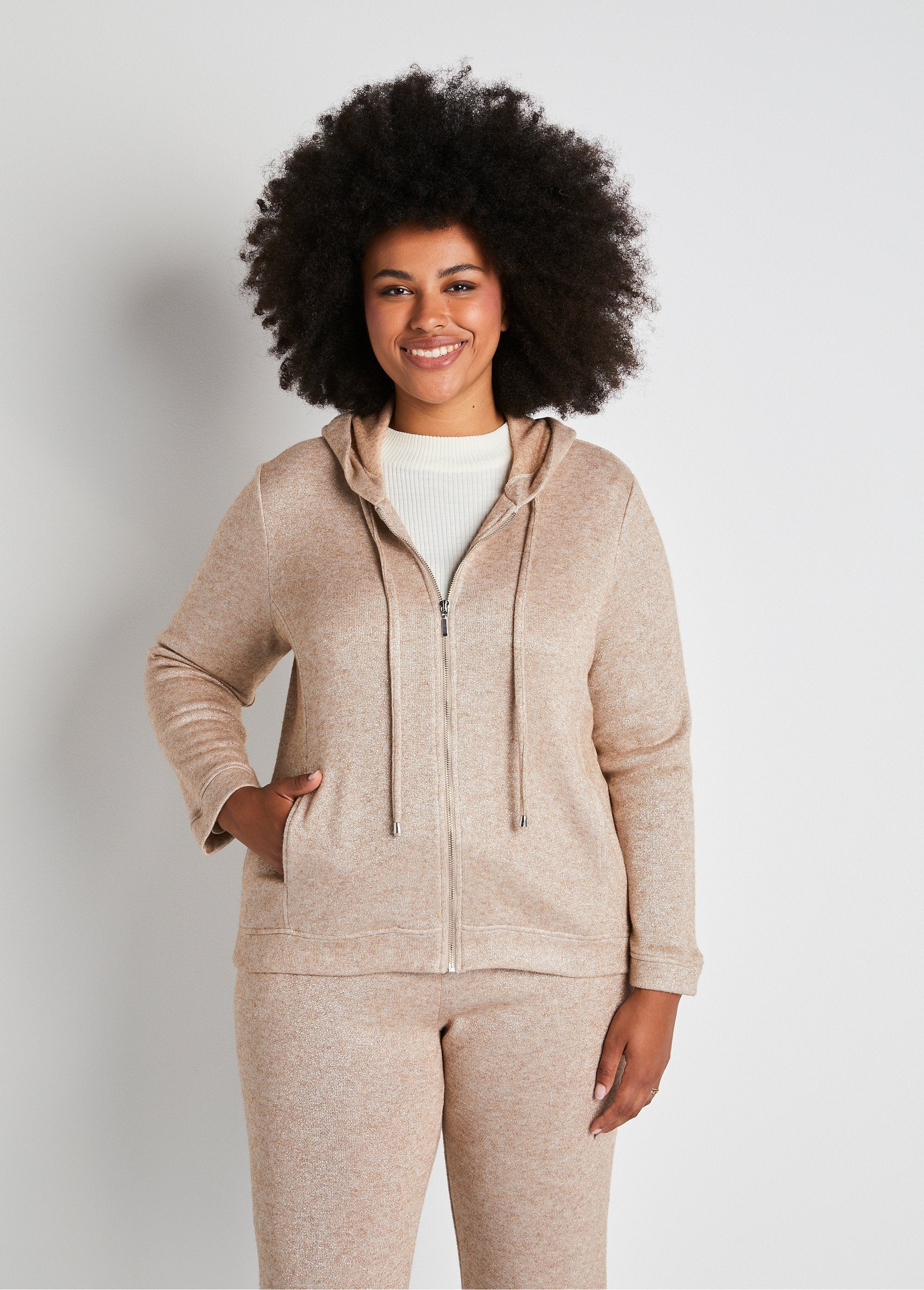 Helder_gebreid_joggingjack_met_capuchon_Iriserend_beige_FA1_curvy