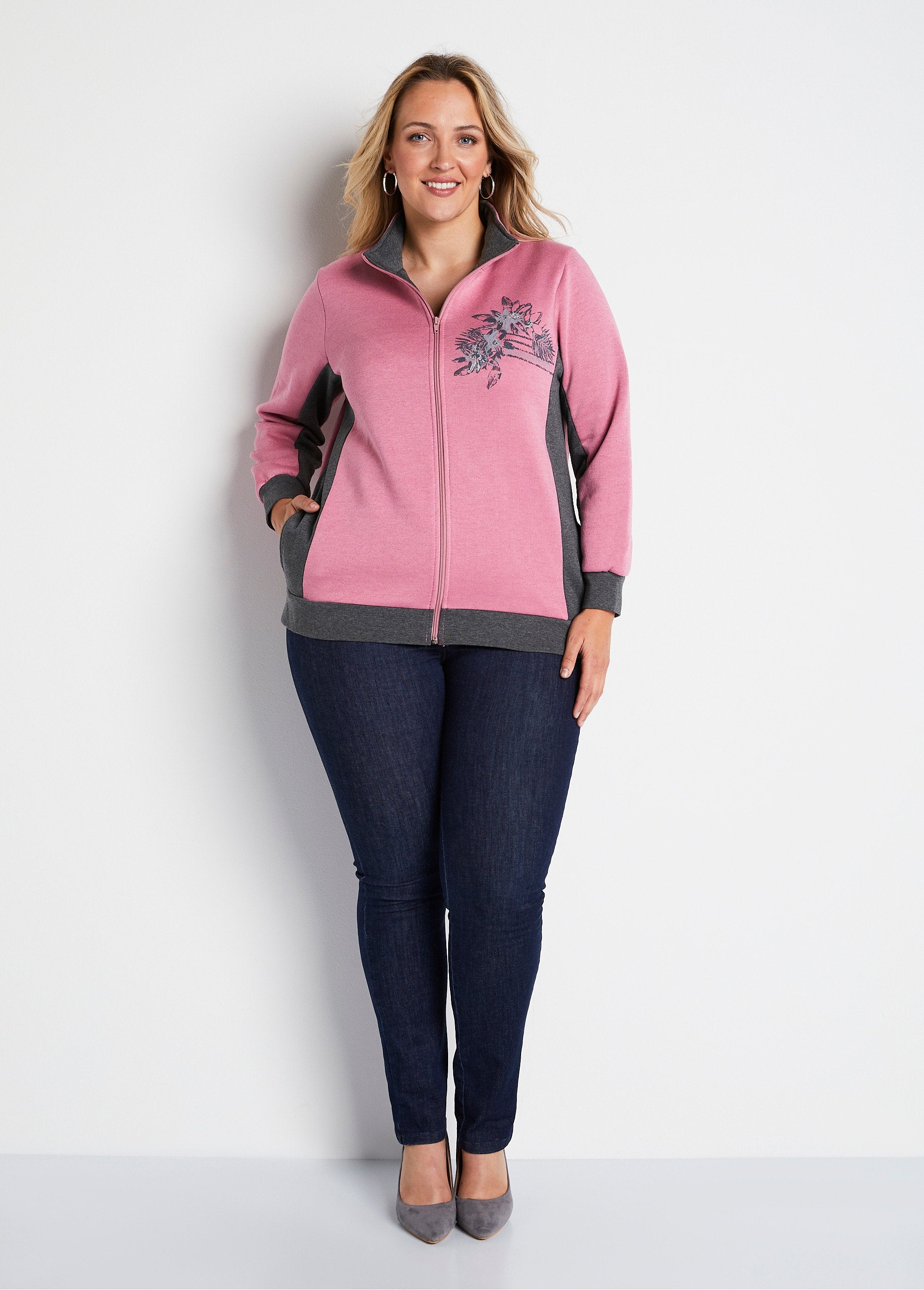 Joggingjack_van_fleece_met_pailletten_en_ritssluiting_Roze_en_grijs_SF1_curvy