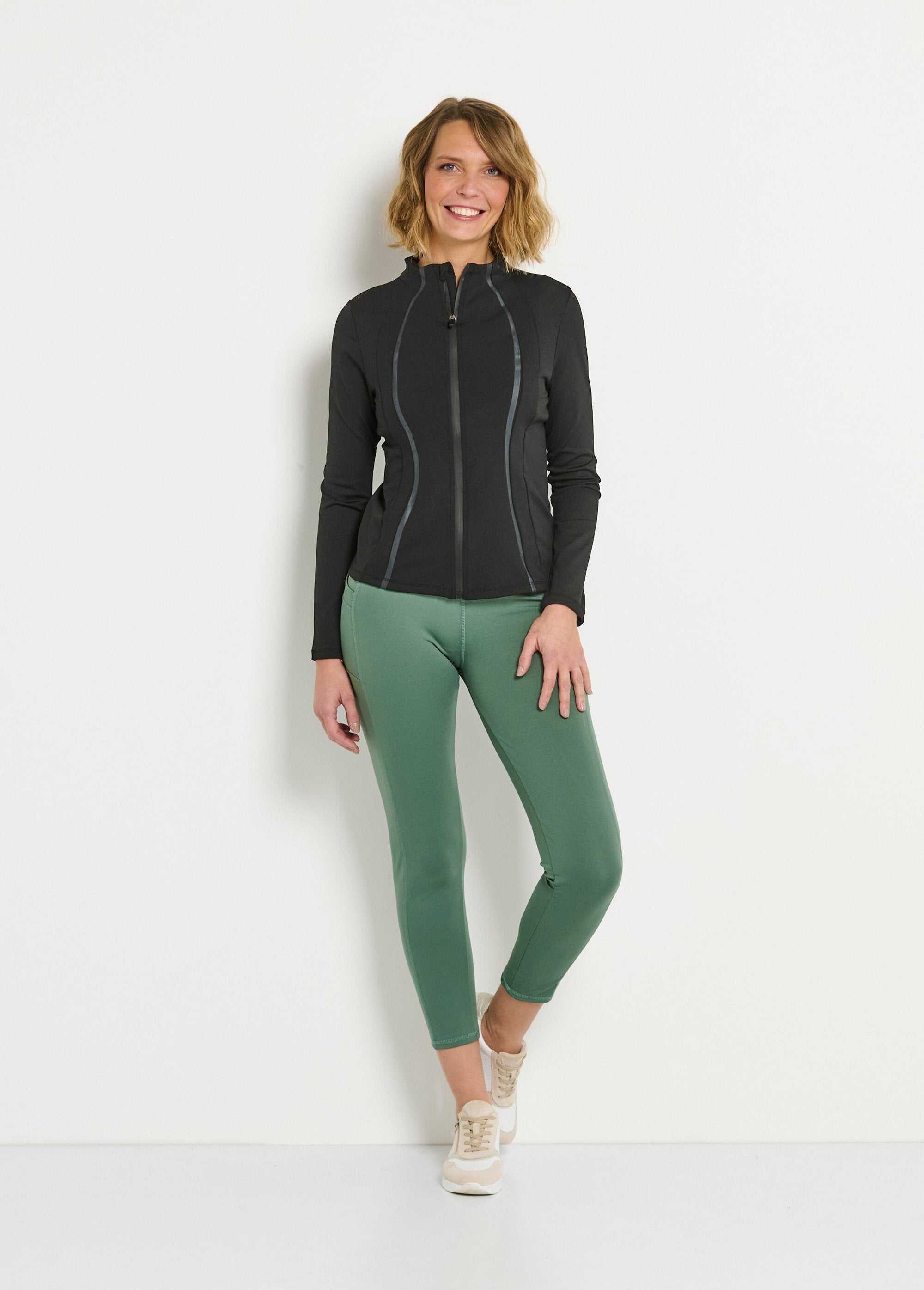 Zip-up_sportjack_met_opstaande_kraag_Noir_SF1_slim