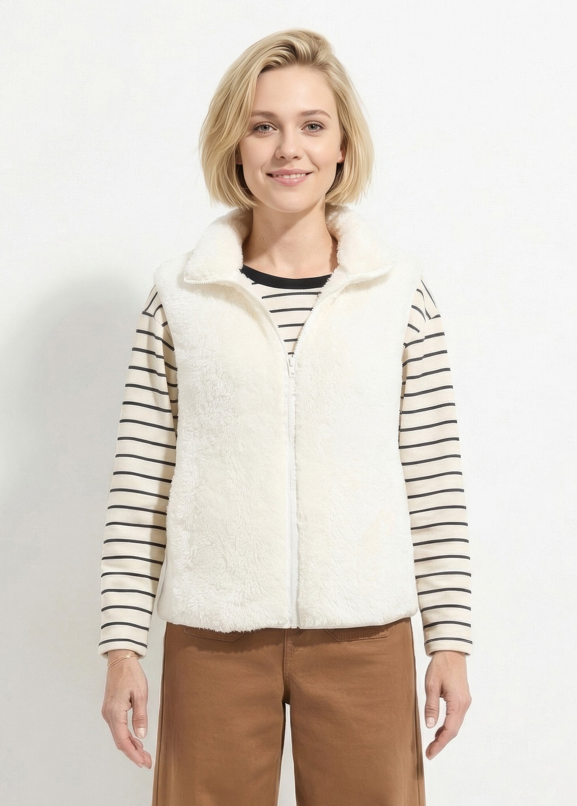 Mouwloos_jasje_van_imitatiebont_met_opstaande_kraag_Ecru_FA1_slim