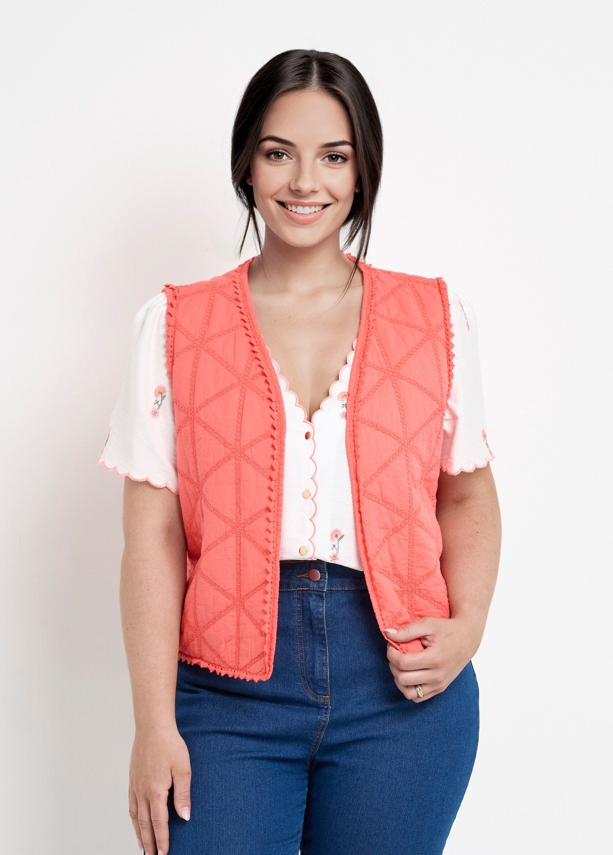 Mouwloos_gewatteerd_jack_met_borduursel_Corail_FA1_curvy