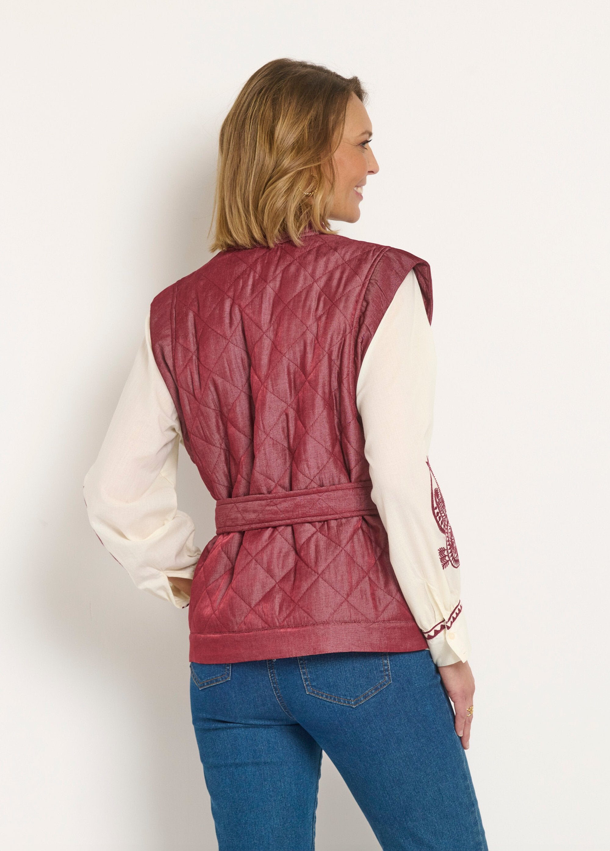 Veste_matelassée_sans_manches_avec_ceinture_Bordeaux_DO1_slim