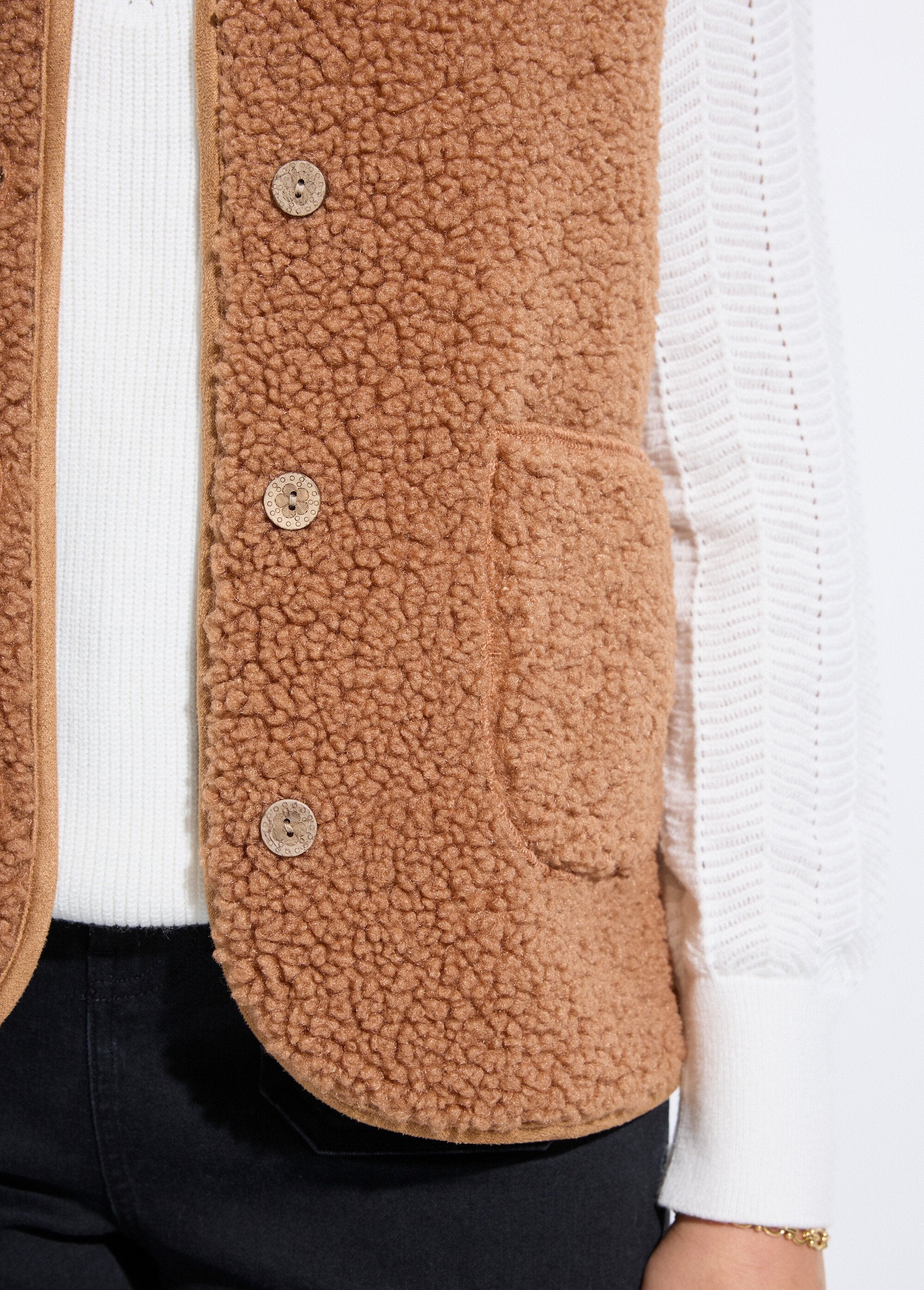 Mouwloos_sherpa_jack_met_fluwelen_voering_Caramel_DE1_slim