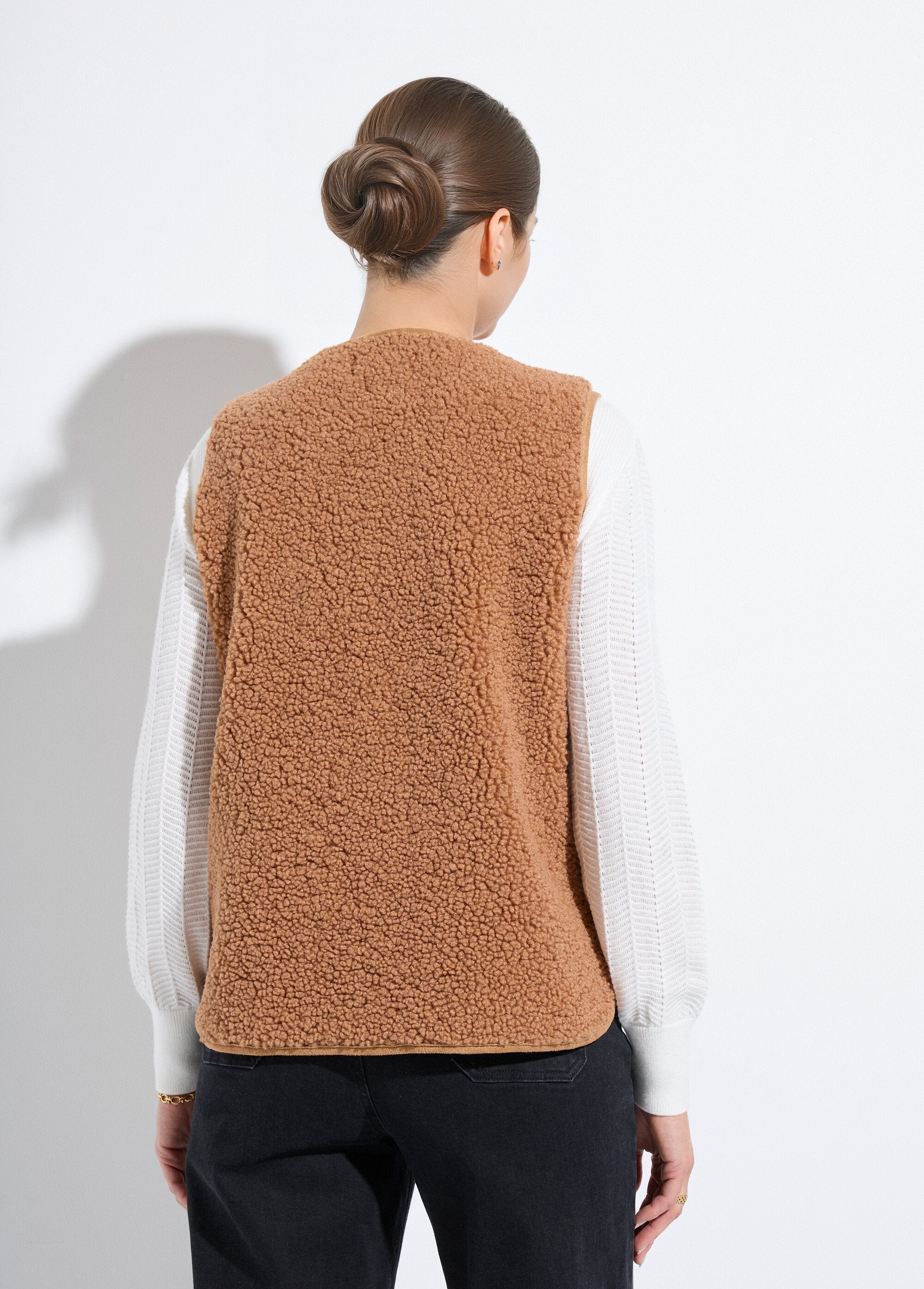 Mouwloos_sherpa_jack_met_fluwelen_voering_Caramel_DO1_slim