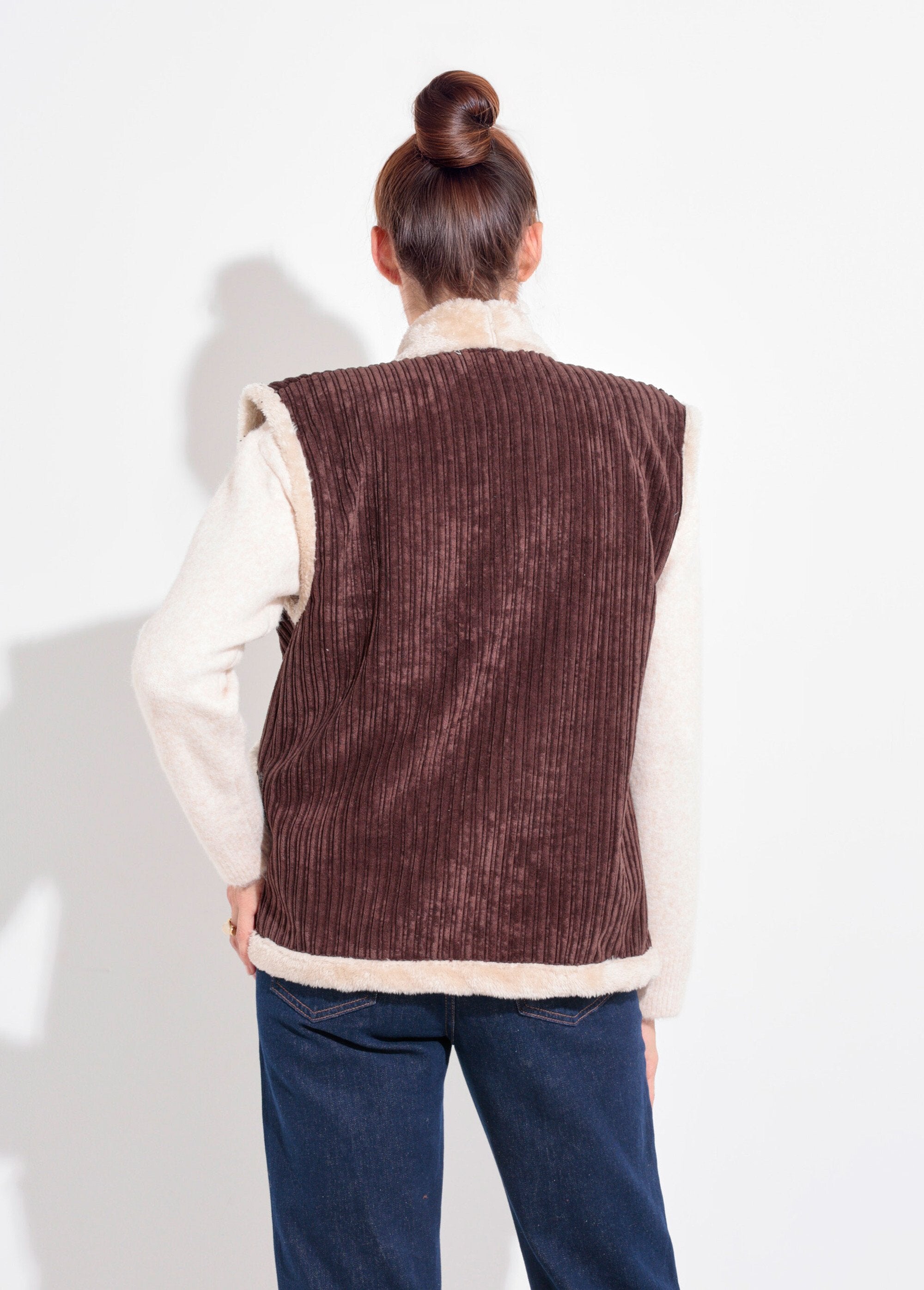 Mouwloos_jasje_van_fluweel_en_bont_Marron_DO1_slim