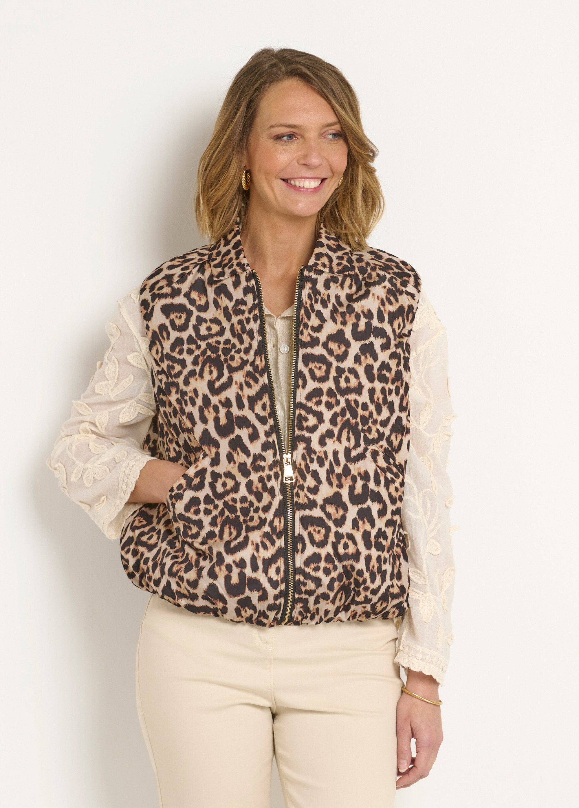 Veste_satinée_matelassée_léopard_sans_manches_Leopard_FA1_slim