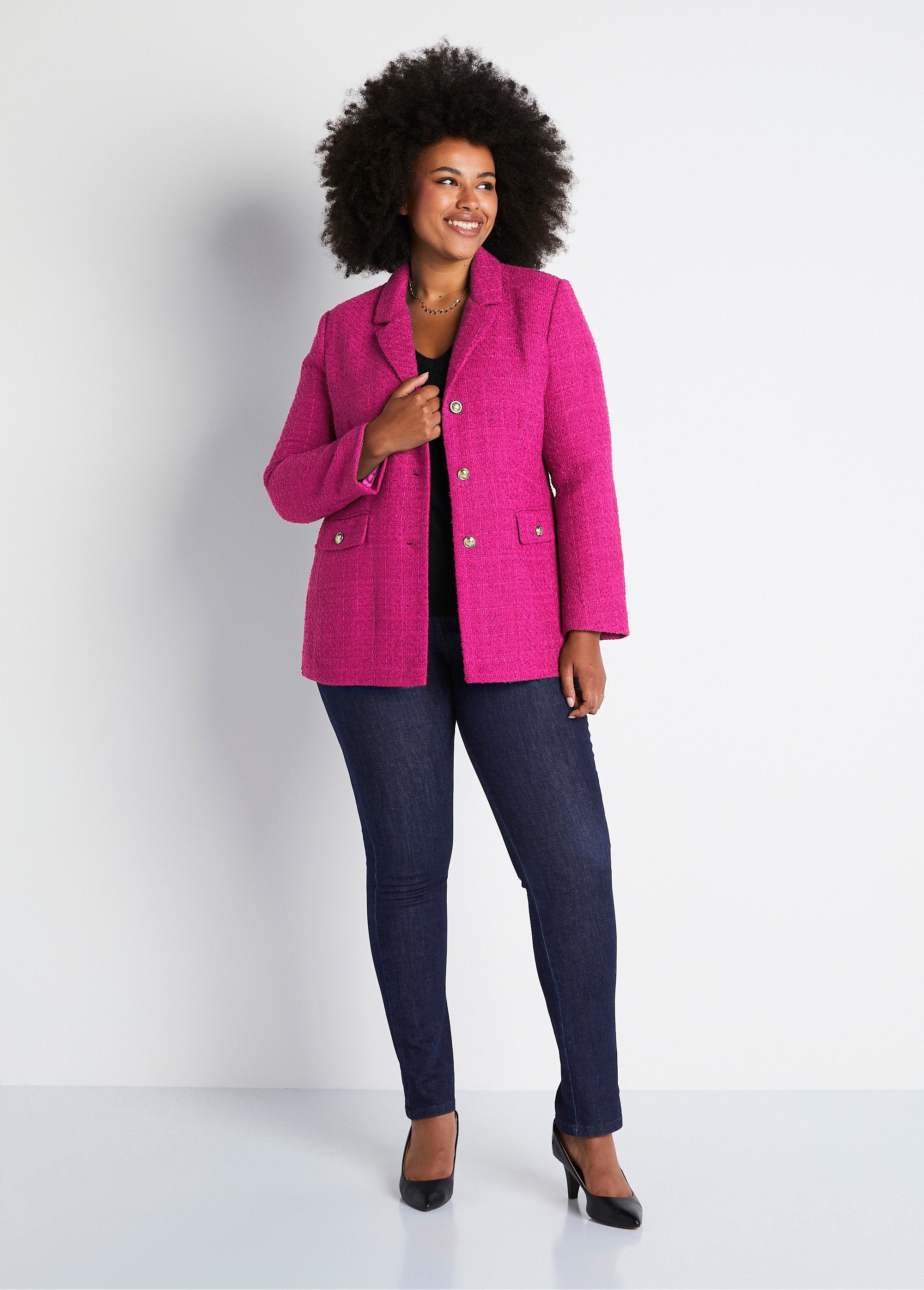 Rechte_jas_met_knoopsluiting_van_geweven_stof_met_getailleerde_kraag_Fuchsia_SF1_curvy