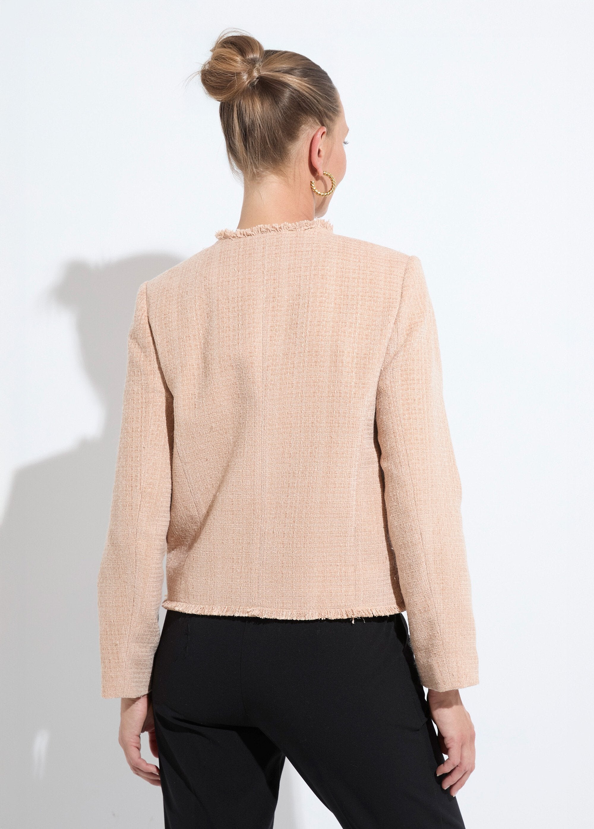 Tweed_jasje_zonder_kraag_met_franjes_en_knopen_Amande_DO1_slim