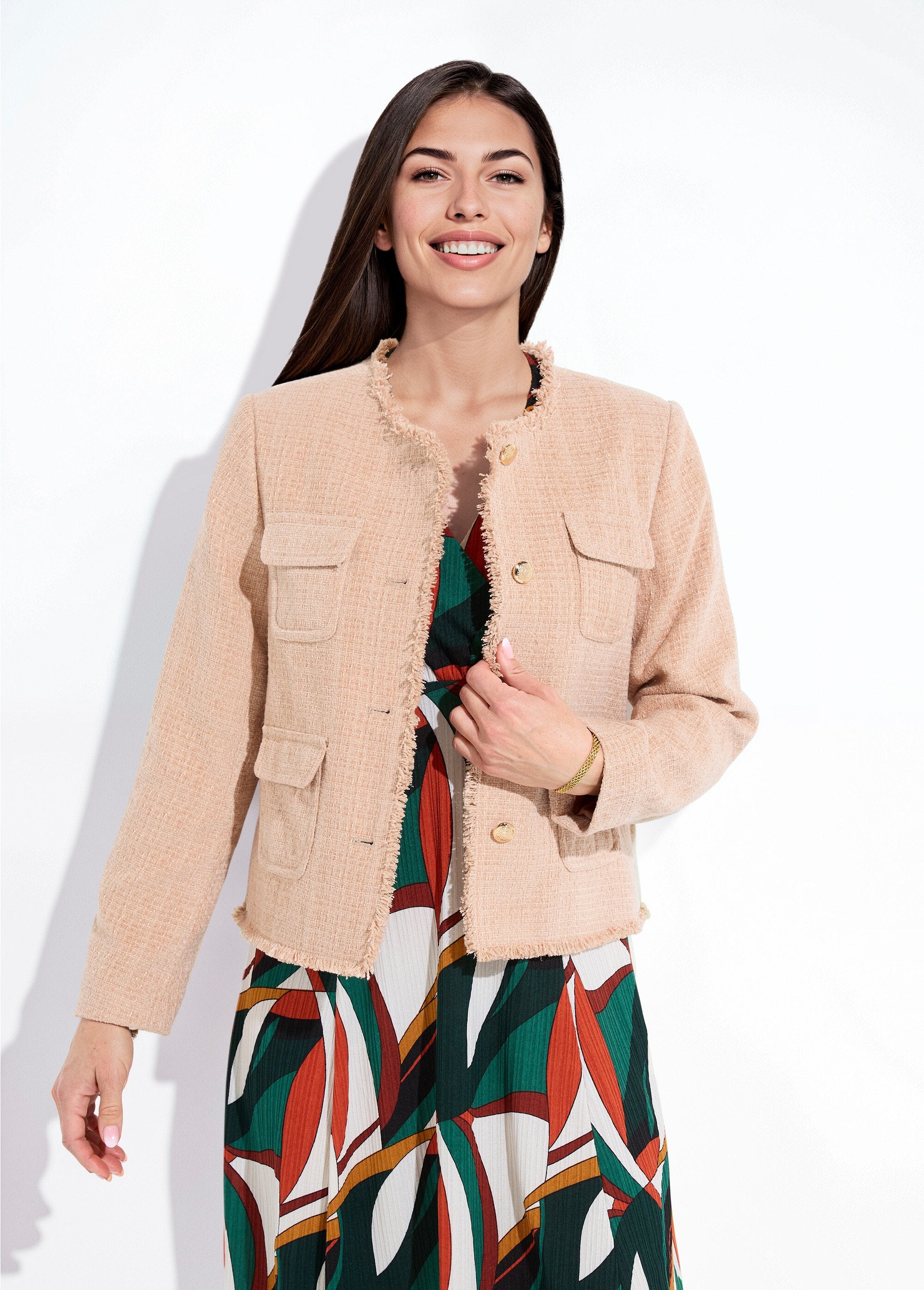 Tweed_jasje_zonder_kraag_met_franjes_en_knopen_Amande_FA1_slim